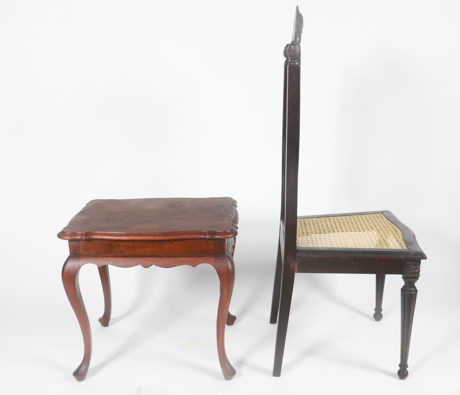 Dois móveis, sendo: mesa de madeira nobre estilo Chippendale e... - foto 8 de 11