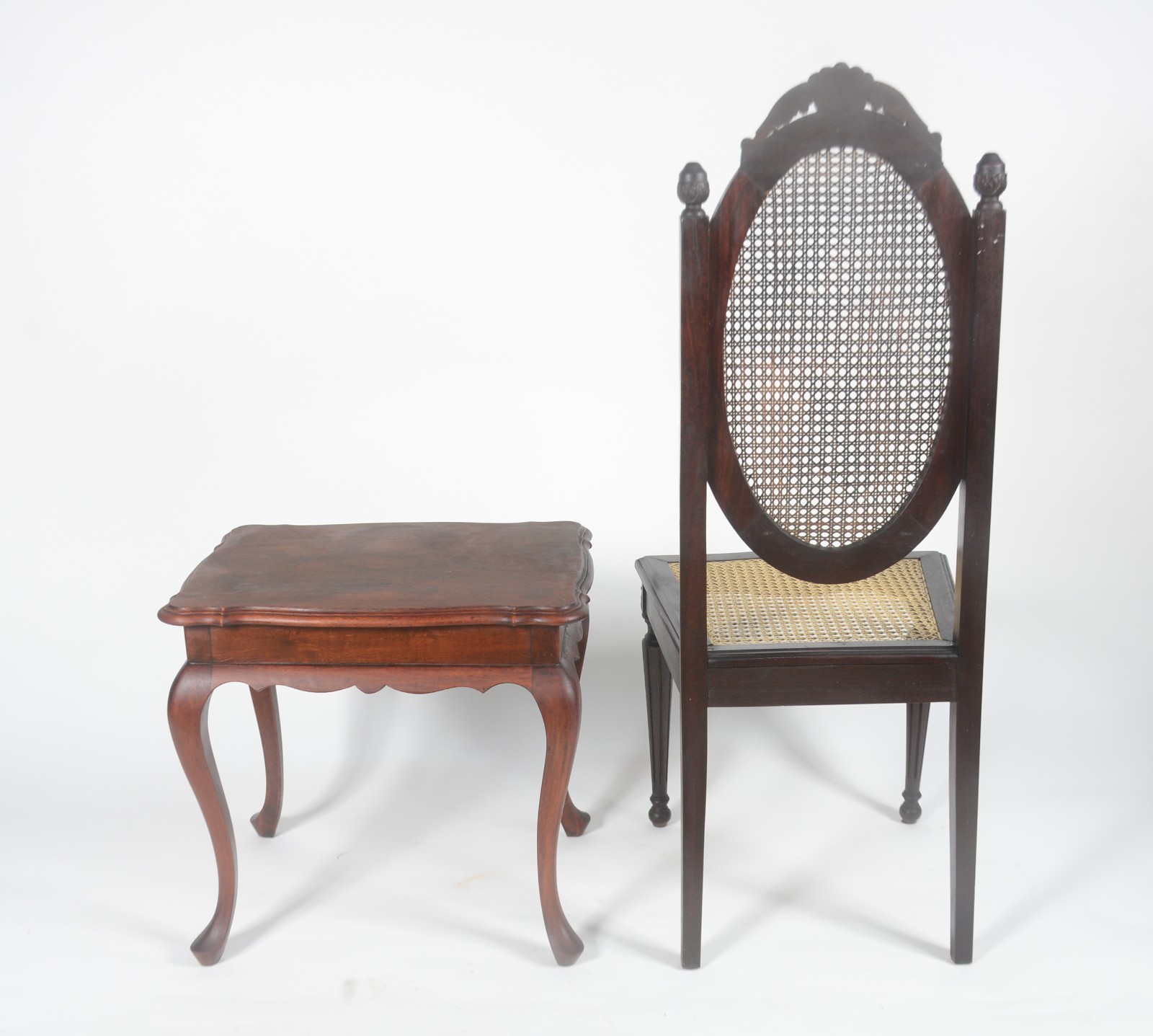 Dois móveis, sendo: mesa de madeira nobre estilo Chippendale e... - foto 9 de 11