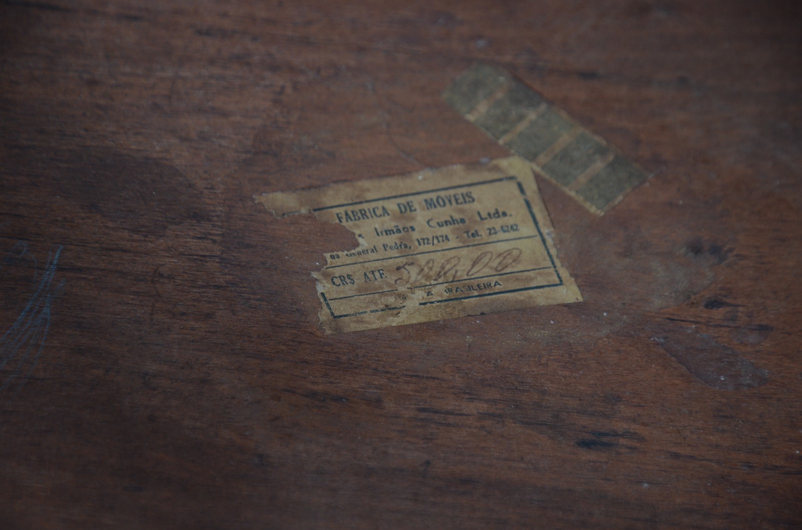 Dois móveis, sendo: mesa de madeira nobre estilo Chippendale e... - foto 11 de 11