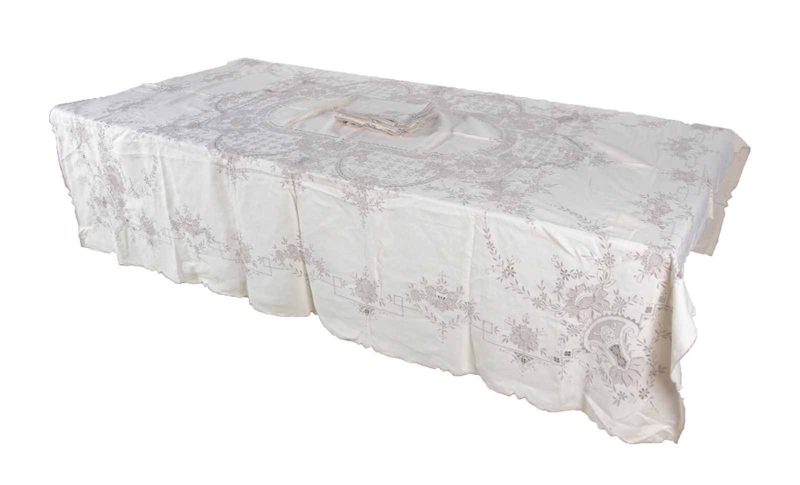 Toalha de mesa de linho bege com bordados e rendas da Ilha da... - foto 1 de 11
