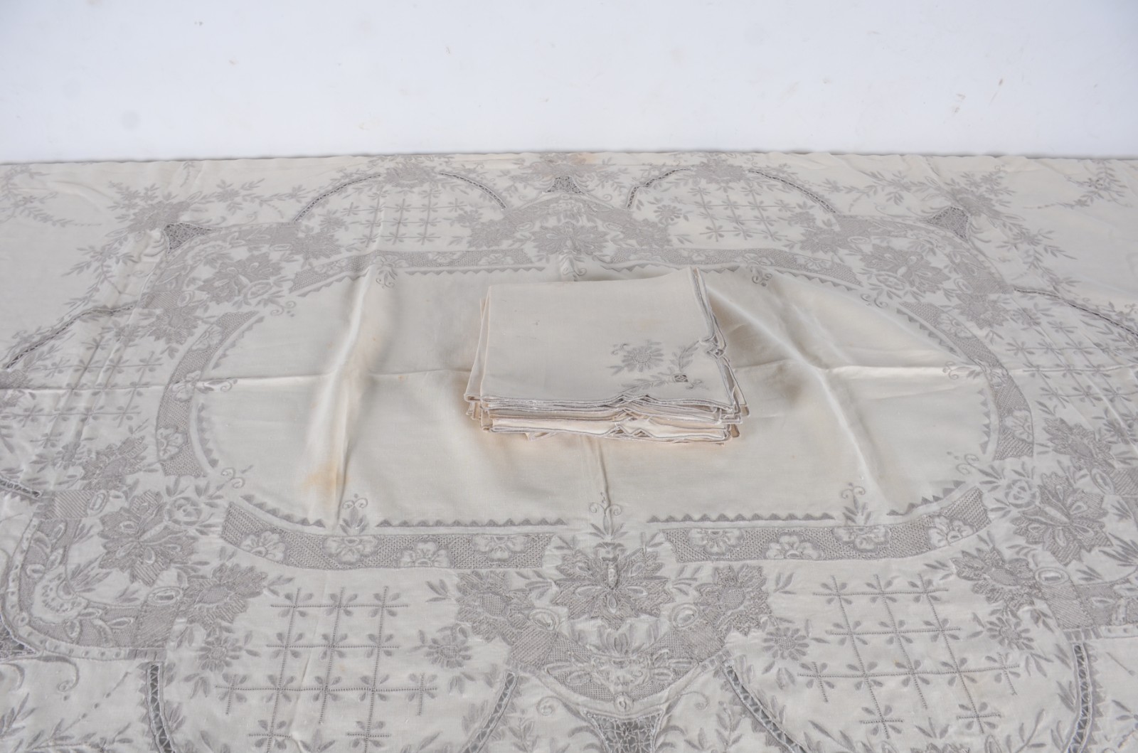Toalha de mesa de linho bege com bordados e rendas da Ilha da... - foto 3 de 11