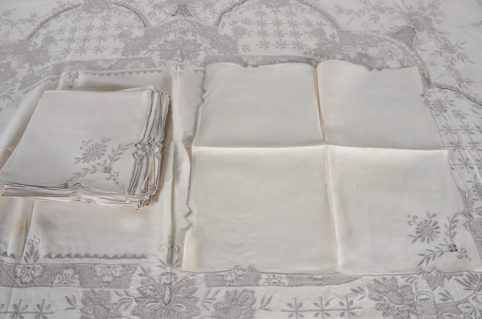 Toalha de mesa de linho bege com bordados e rendas da Ilha da... - foto 9 de 11