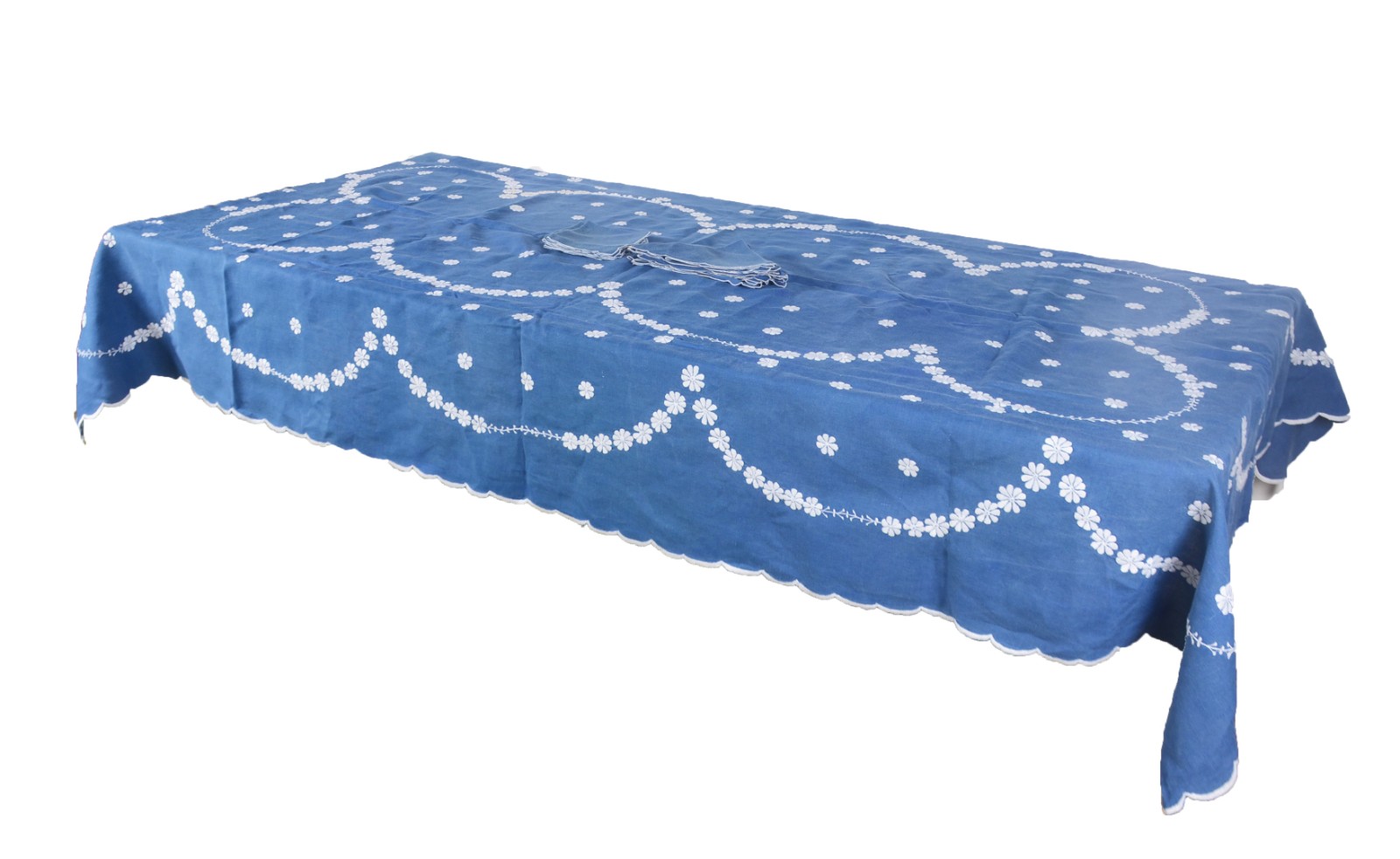Toalha de mesa de linho azul com bordados brancos florais. Acompanham... - foto 1 de 10