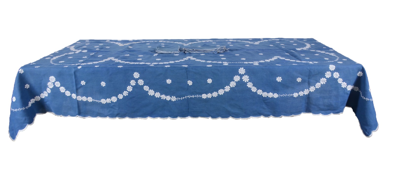 Toalha de mesa de linho azul com bordados brancos florais. Acompanham... - foto 2 de 10