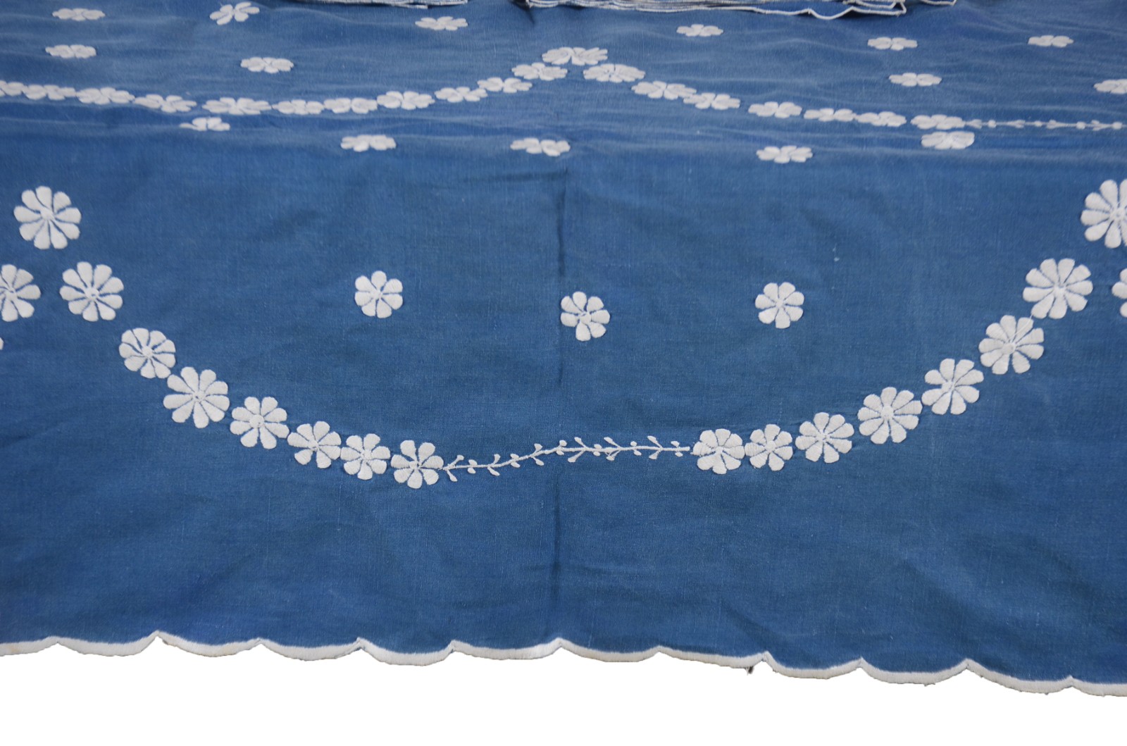 Toalha de mesa de linho azul com bordados brancos florais. Acompanham... - foto 3 de 10