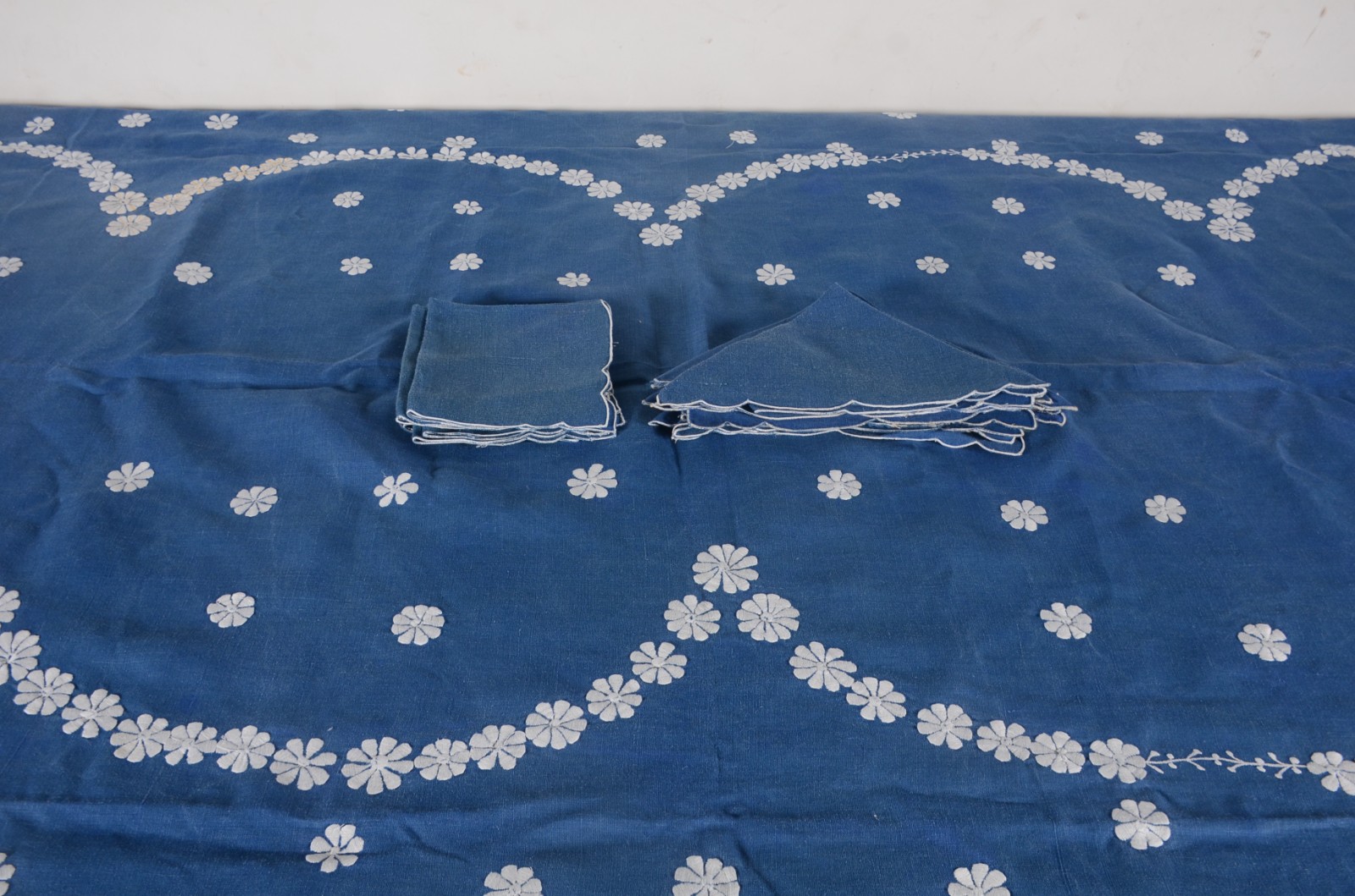 Toalha de mesa de linho azul com bordados brancos florais. Acompanham... - foto 4 de 10