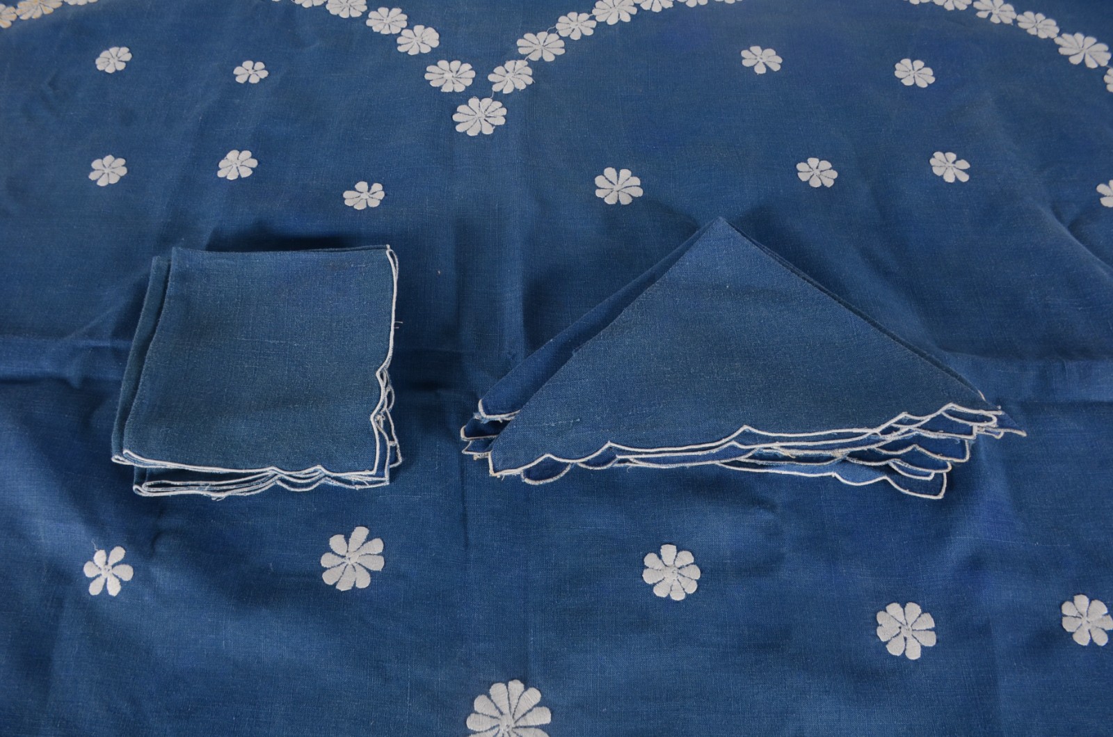 Toalha de mesa de linho azul com bordados brancos florais. Acompanham... - foto 5 de 10