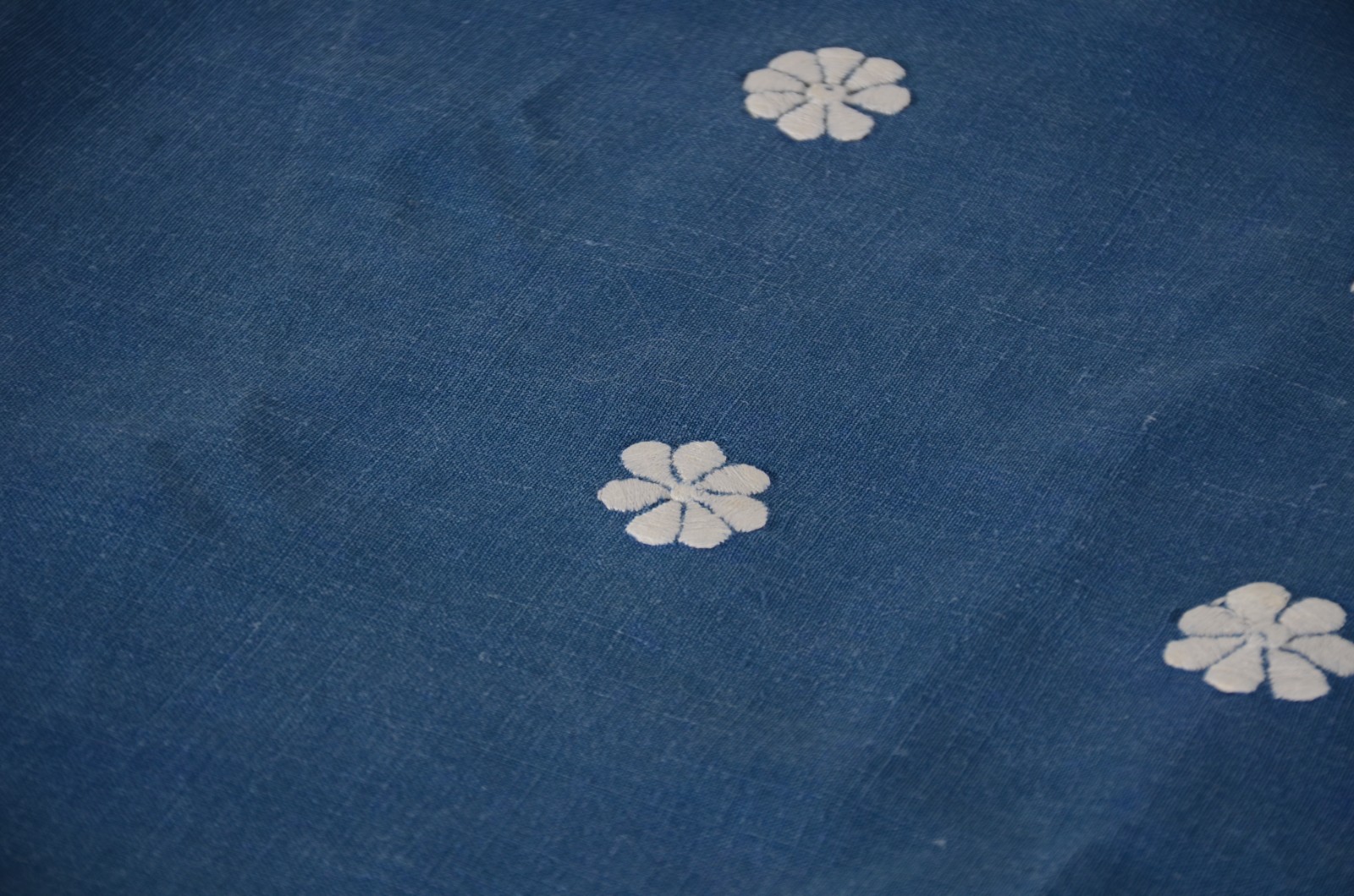 Toalha de mesa de linho azul com bordados brancos florais. Acompanham... - foto 6 de 10