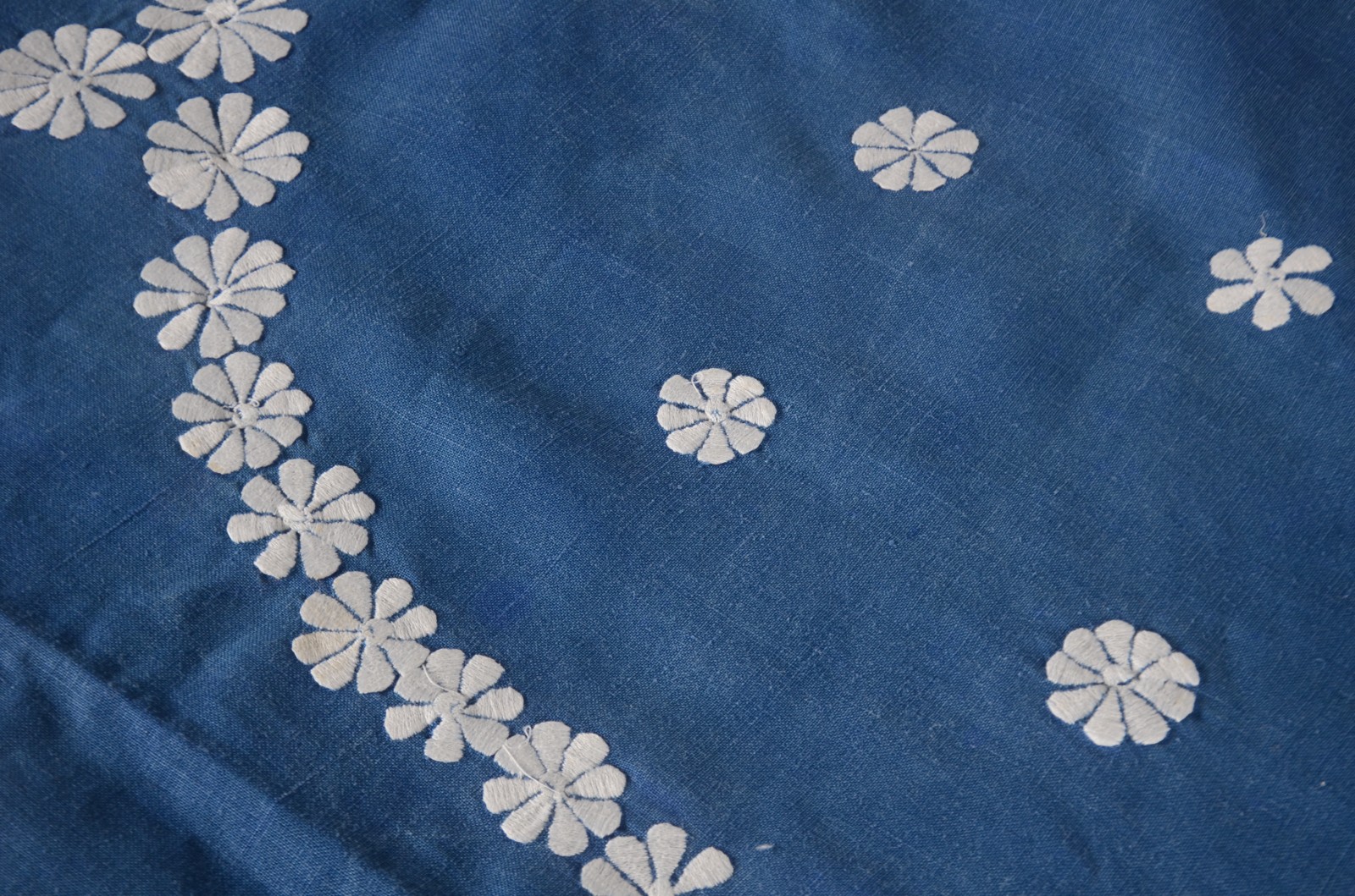 Toalha de mesa de linho azul com bordados brancos florais. Acompanham... - foto 7 de 10