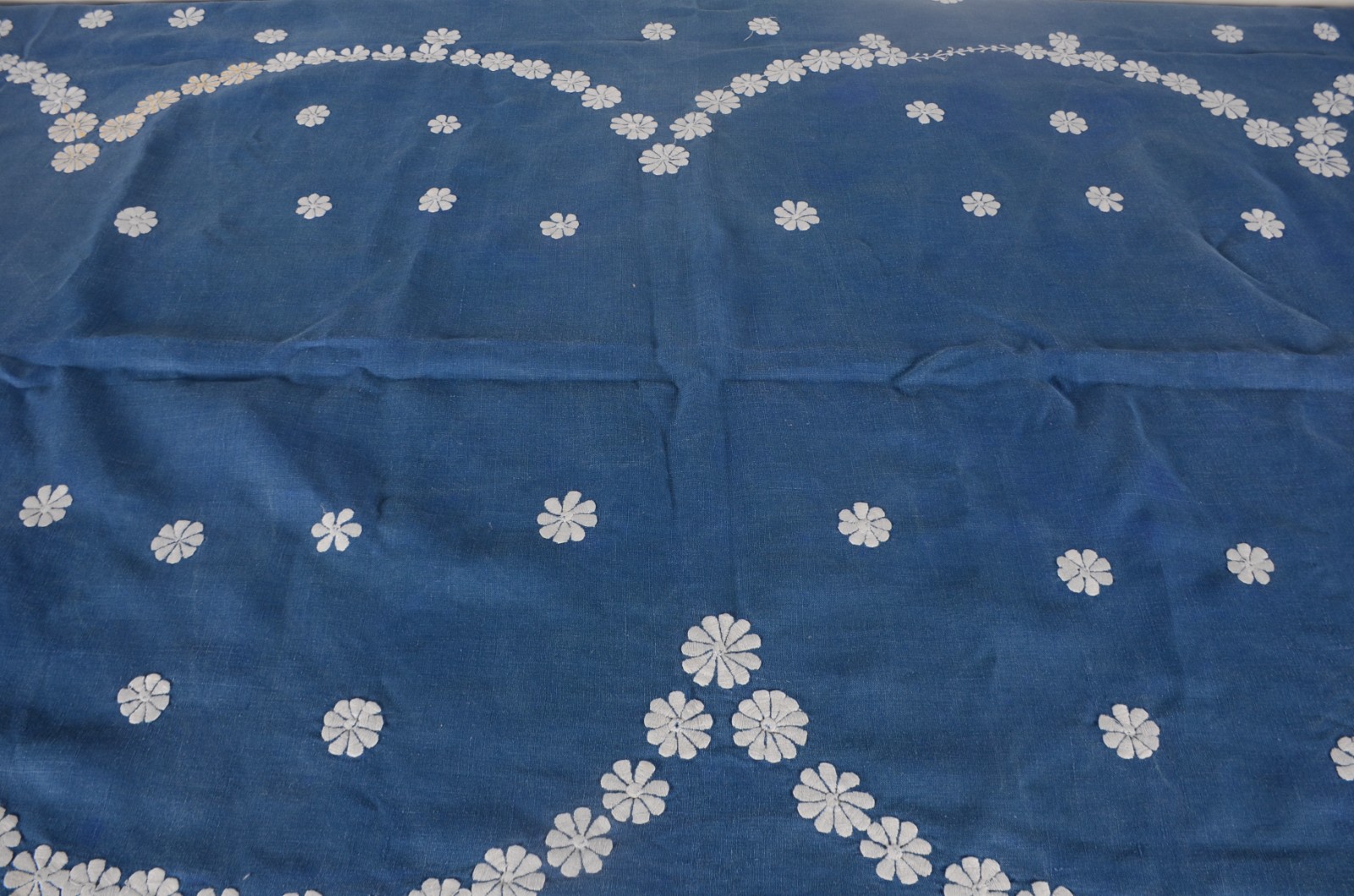 Toalha de mesa de linho azul com bordados brancos florais. Acompanham... - foto 8 de 10