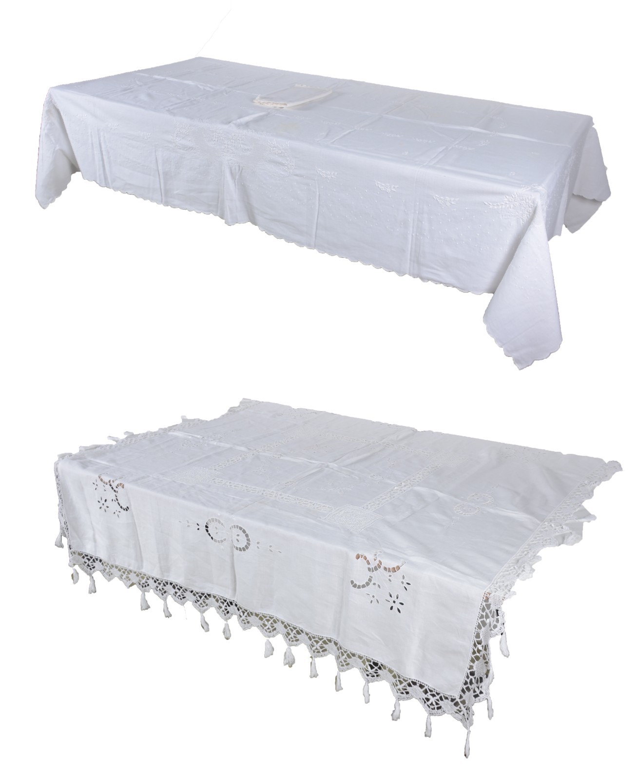 Duas toalhas de mesa em tecido branco com bordados. Uma delas... - foto 1 de 11