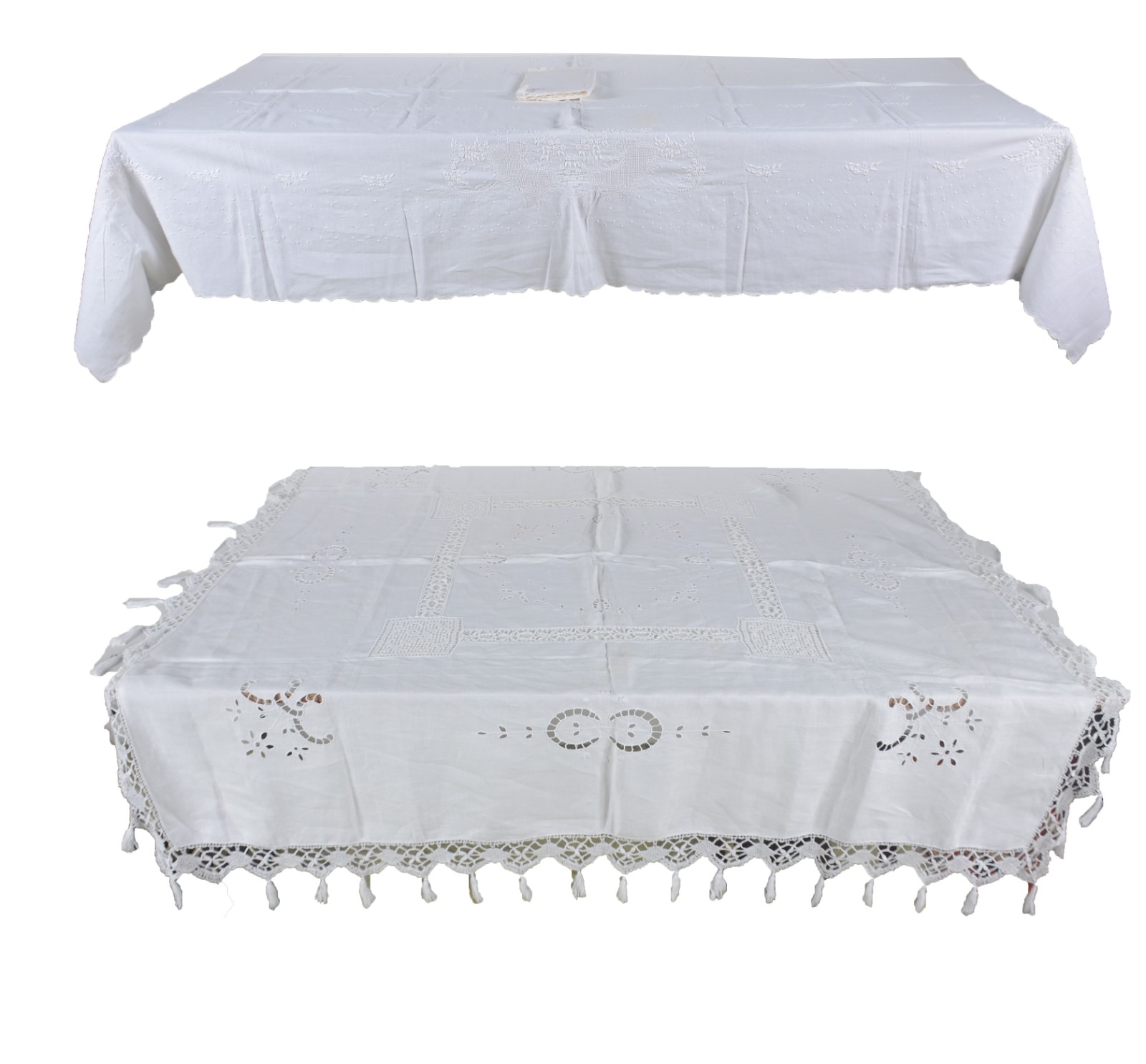 Duas toalhas de mesa em tecido branco com bordados. Uma delas... - foto 2 de 11
