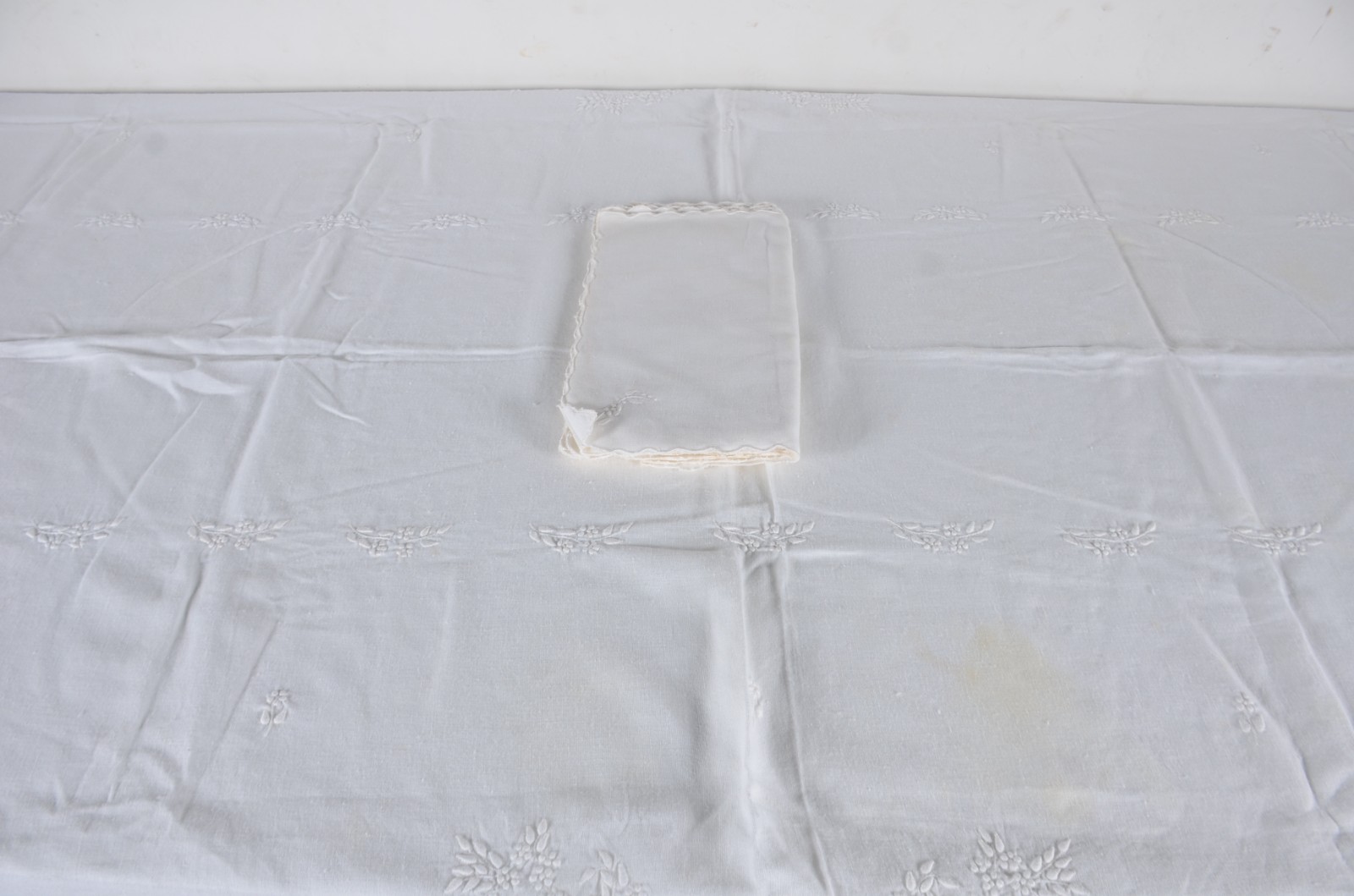 Duas toalhas de mesa em tecido branco com bordados. Uma delas... - foto 5 de 11