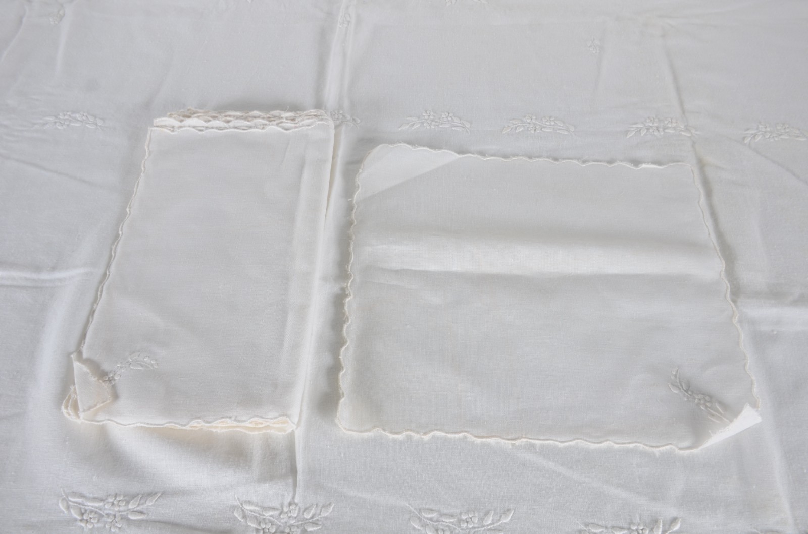 Duas toalhas de mesa em tecido branco com bordados. Uma delas... - foto 6 de 11