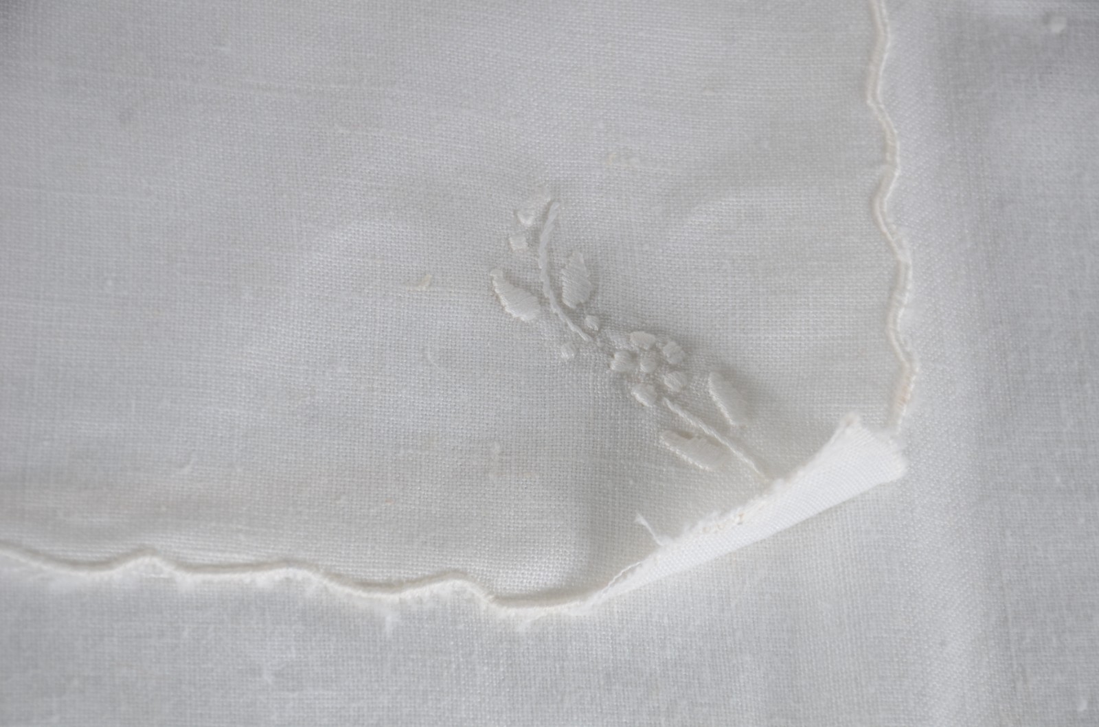 Duas toalhas de mesa em tecido branco com bordados. Uma delas... - foto 7 de 11