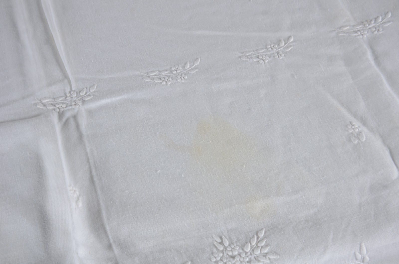 Duas toalhas de mesa em tecido branco com bordados. Uma delas... - foto 9 de 11