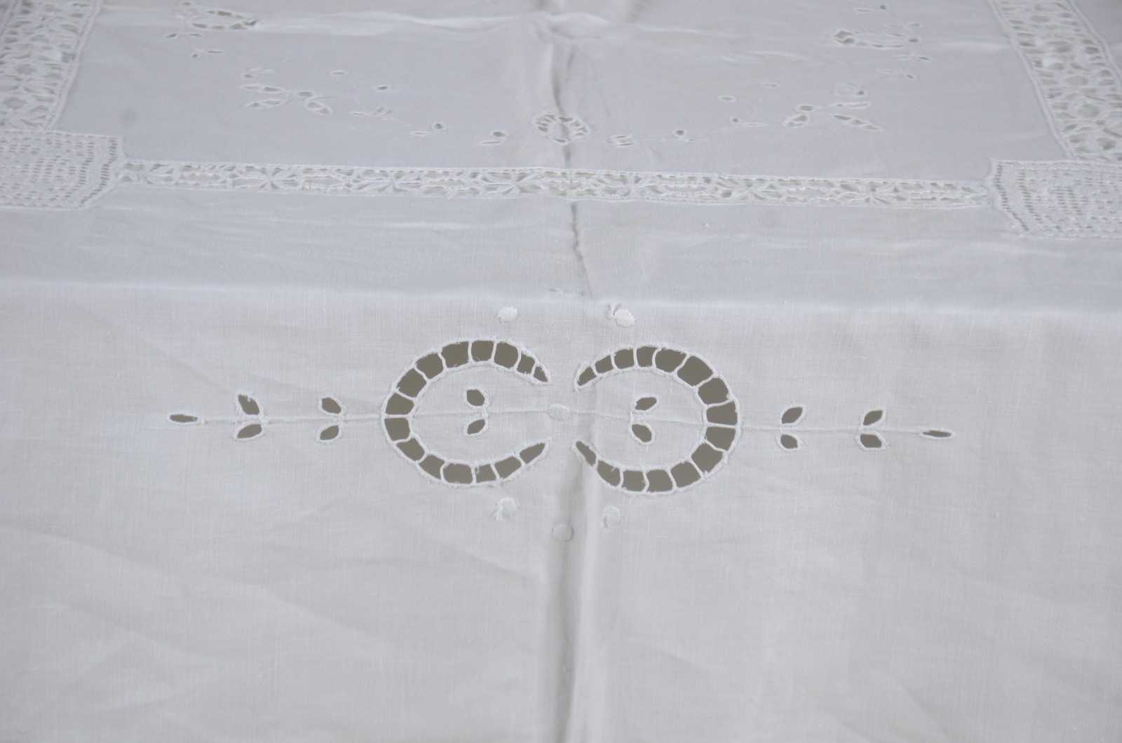 Duas toalhas de mesa em tecido branco com bordados. Uma delas... - foto 10 de 11
