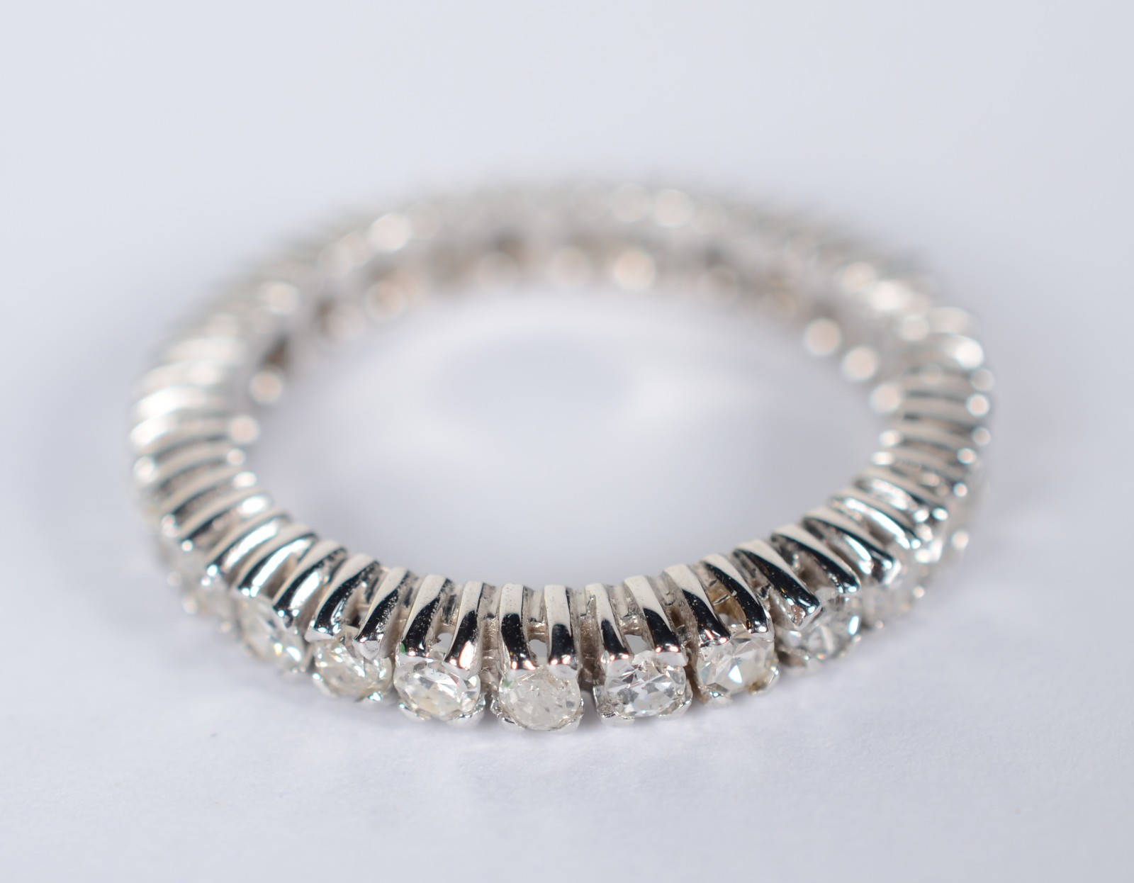 Aliança completa de ouro branco com 30 brilhantes de 0,05 ct, ct... - foto 1 de 7