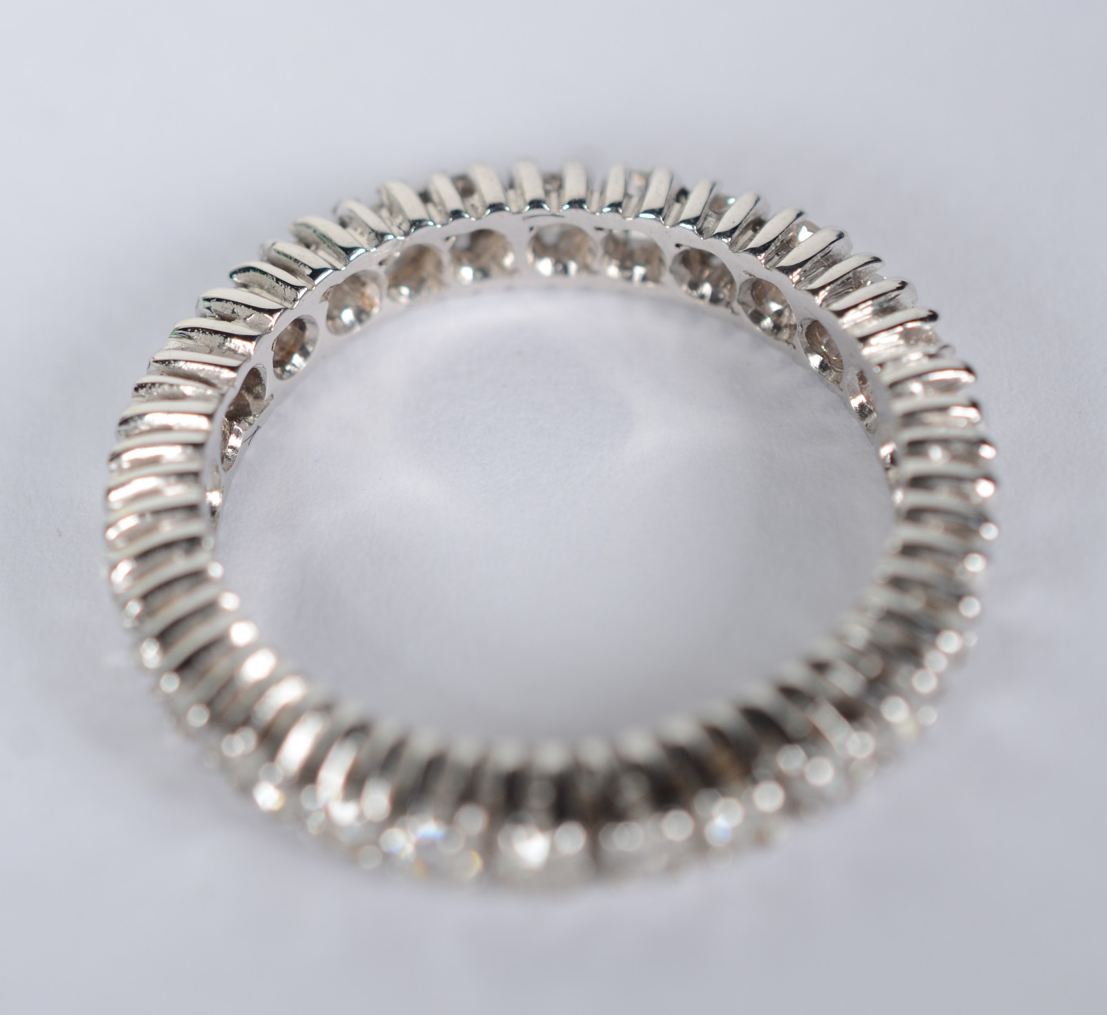Aliança completa de ouro branco com 30 brilhantes de 0,05 ct, ct... - foto 2 de 7