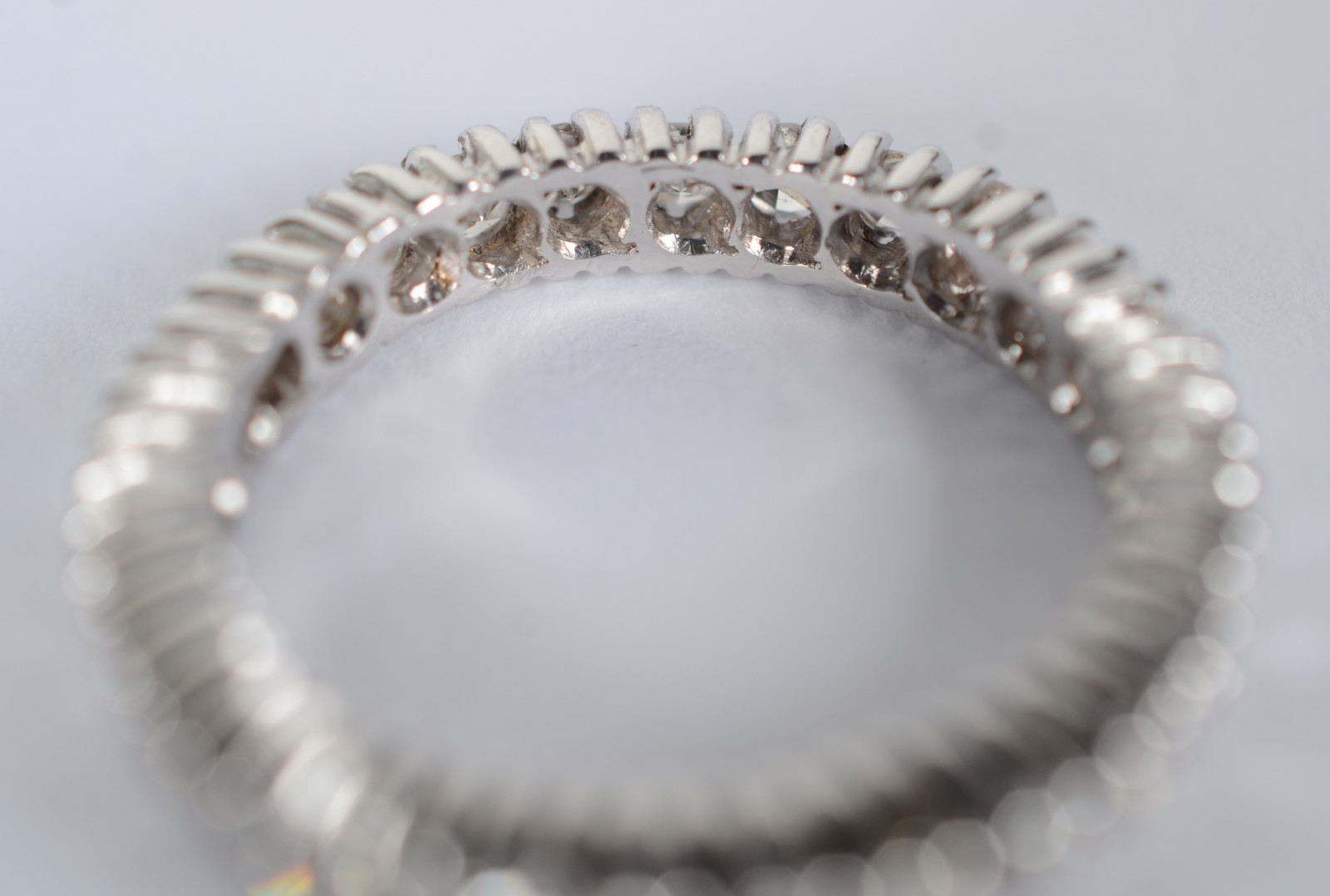 Aliança completa de ouro branco com 30 brilhantes de 0,05 ct, ct... - foto 3 de 7