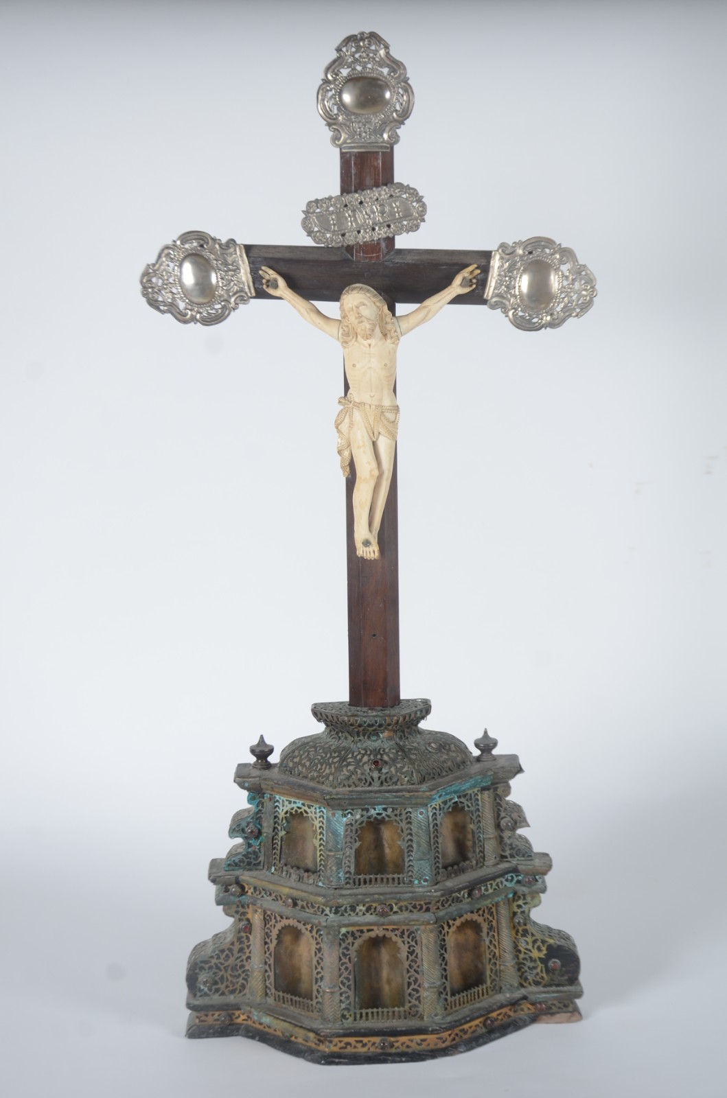 Excepcional crucifixo de madeira nobre com figura de Cristo ricamente... - foto 1 de 11