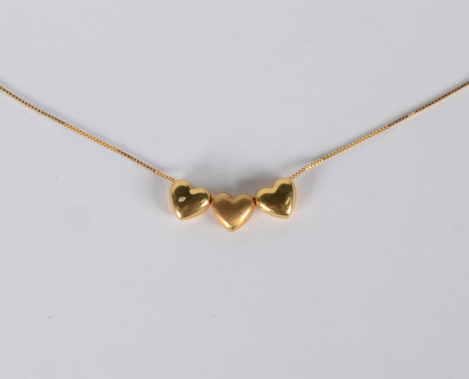 Gargantilha de ouro 18 k, contraste 750 com 3 corações. (Por motivos... - foto 1 de 5