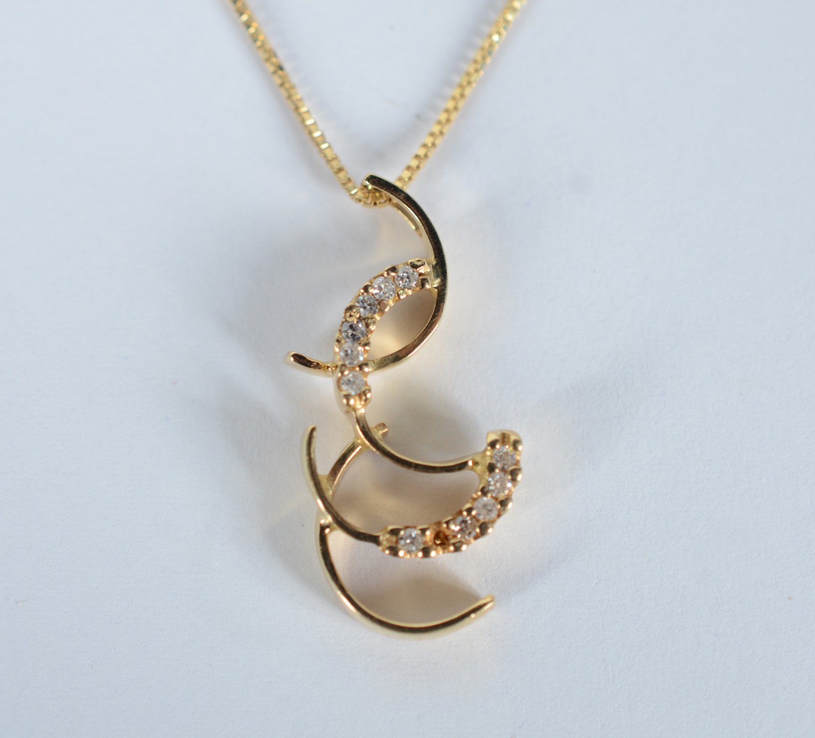 Colar de ouro 18 k, contraste 750 com pendente com brilhantes. (Por... - foto 1 de 6