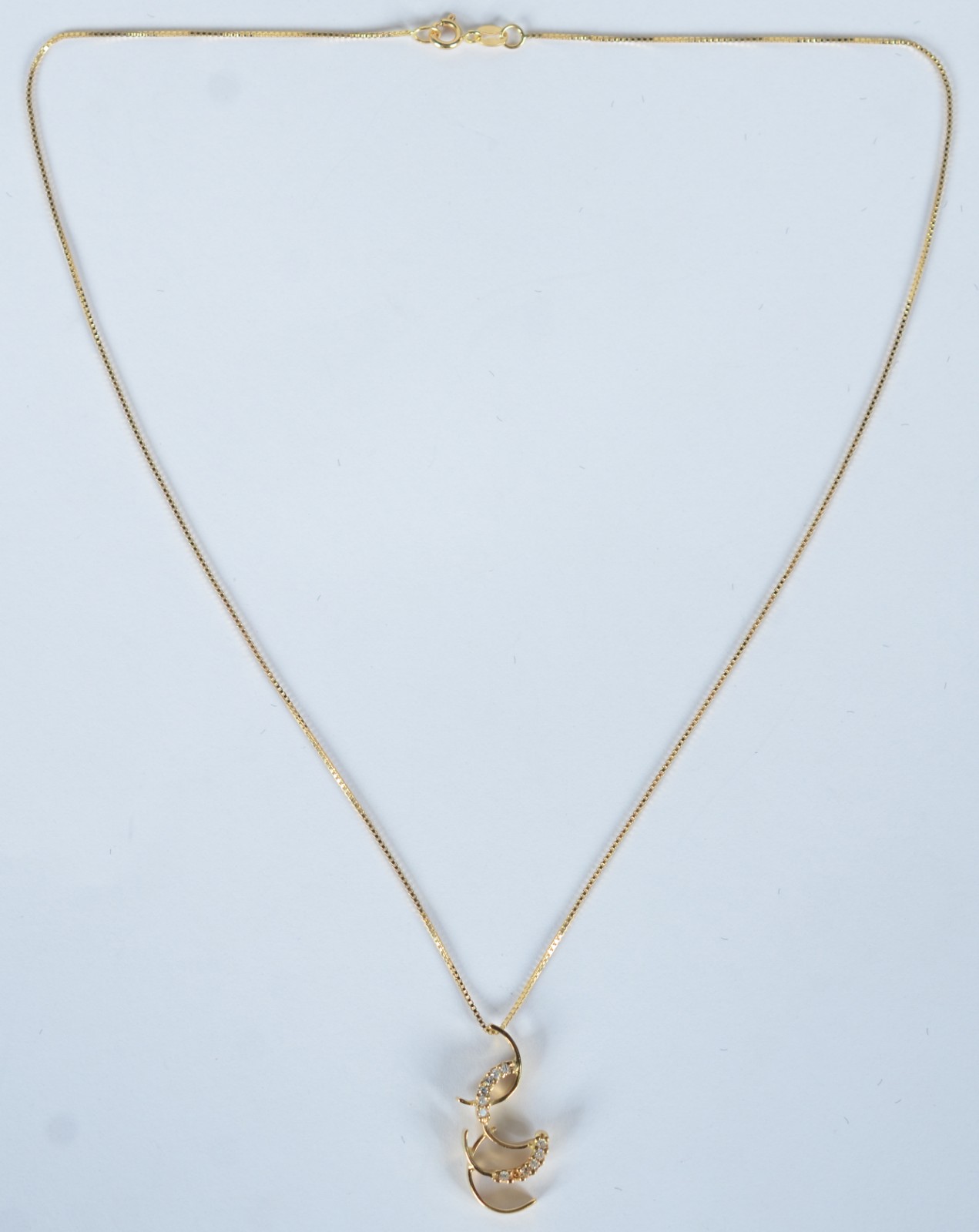 Colar de ouro 18 k, contraste 750 com pendente com brilhantes. (Por... - foto 2 de 6