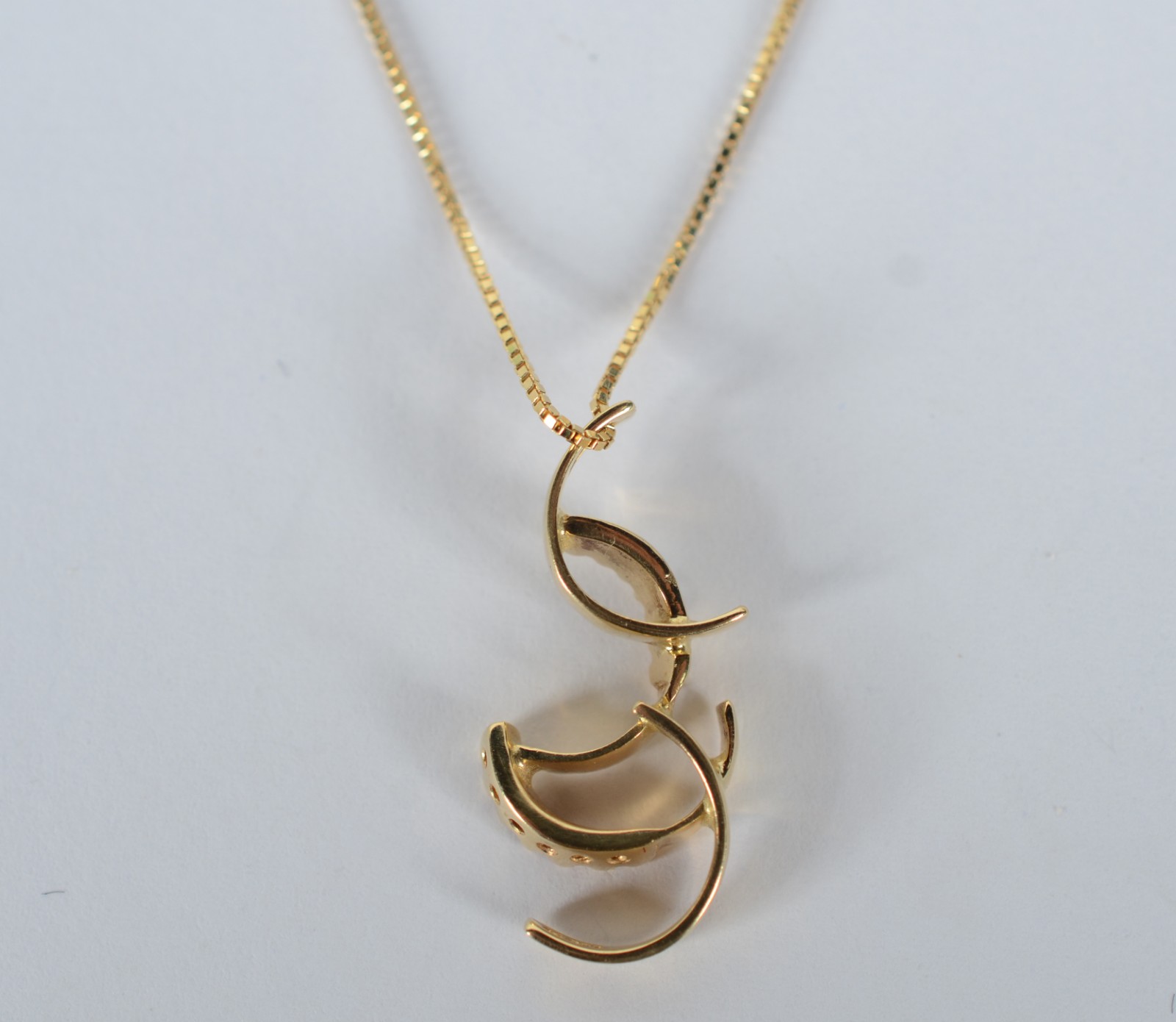 Colar de ouro 18 k, contraste 750 com pendente com brilhantes. (Por... - foto 5 de 6