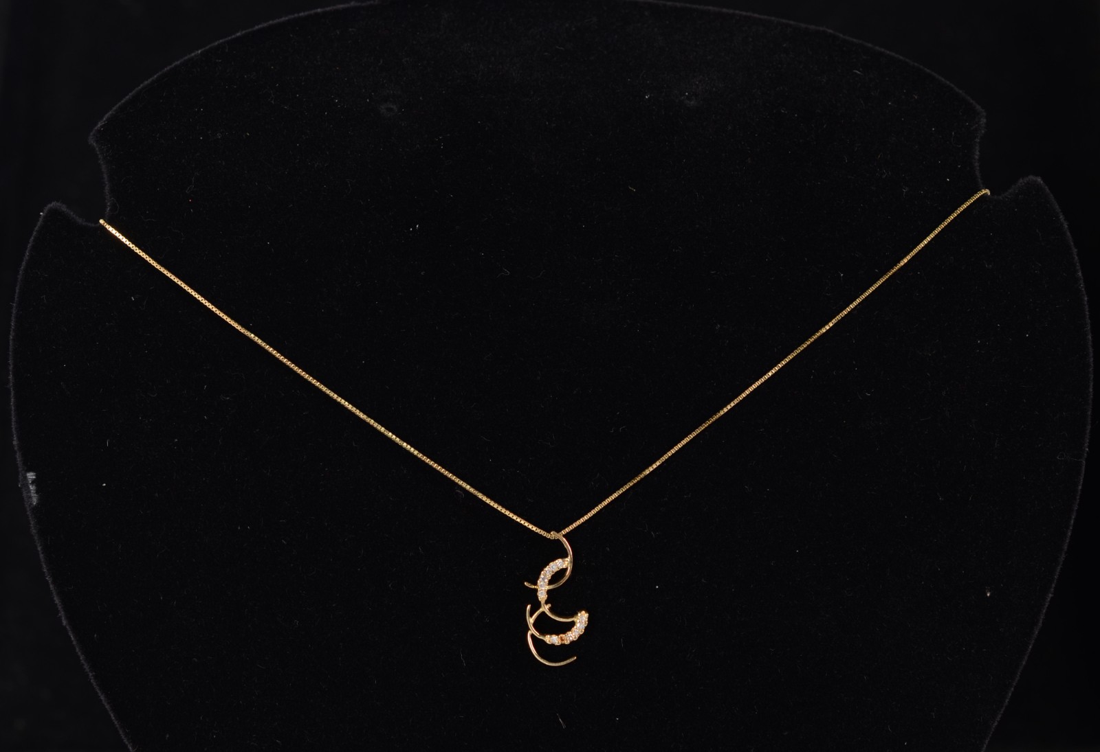 Colar de ouro 18 k, contraste 750 com pendente com brilhantes. (Por... - foto 6 de 6