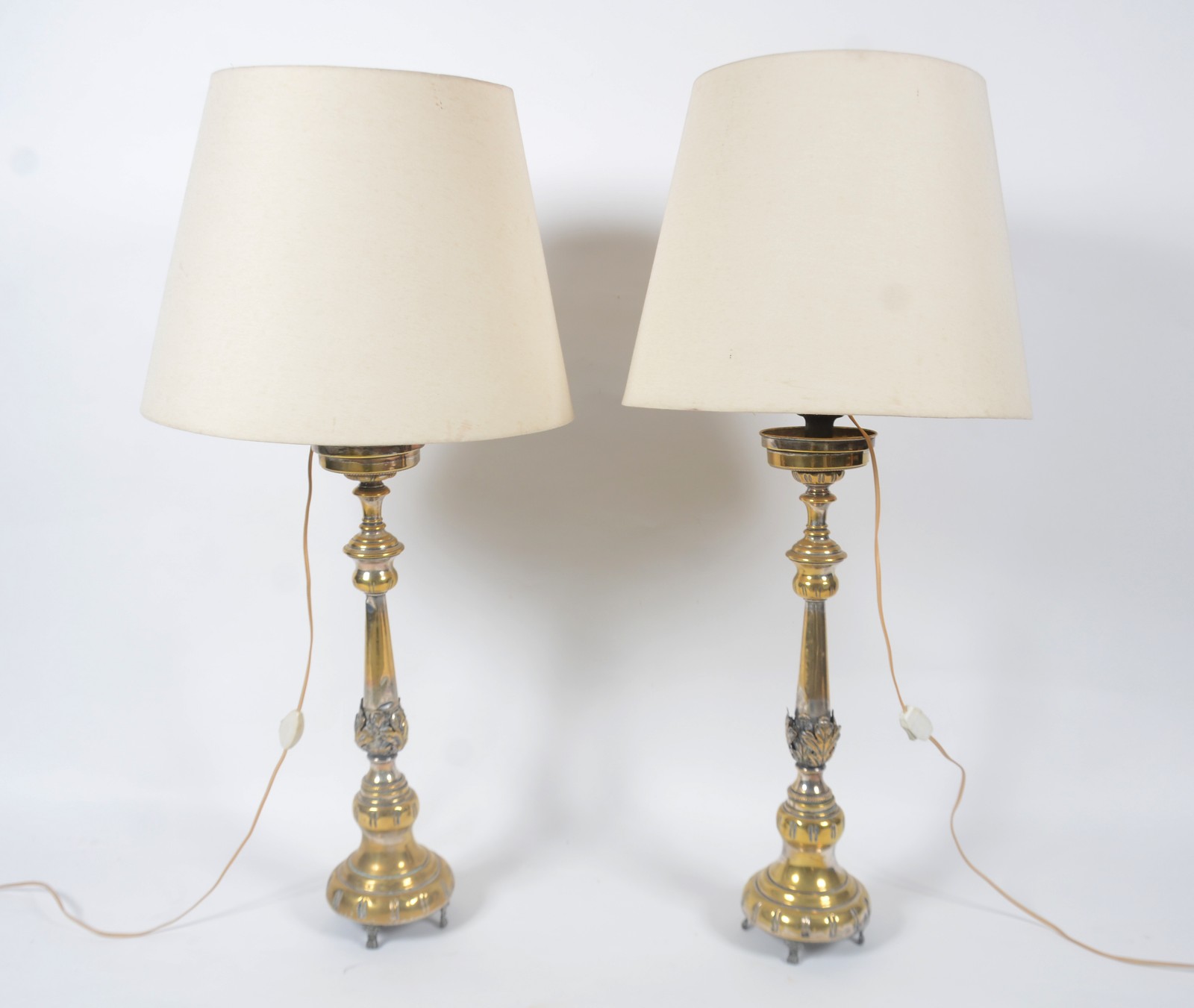 Par de abatjoures de metal dourado, cúpula (com amassados e desgastes... - foto 1 de 11