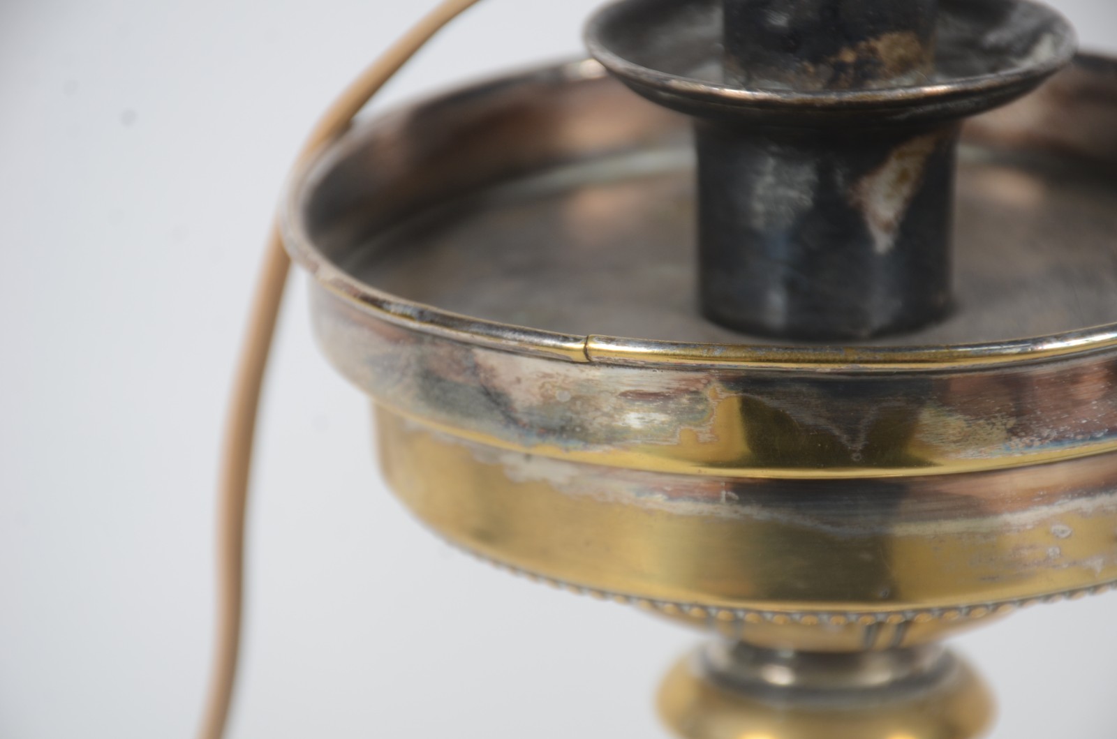 Par de abatjoures de metal dourado, cúpula (com amassados e desgastes... - foto 5 de 11