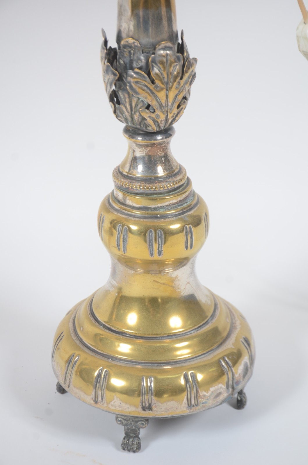 Par de abatjoures de metal dourado, cúpula (com amassados e desgastes... - foto 6 de 11