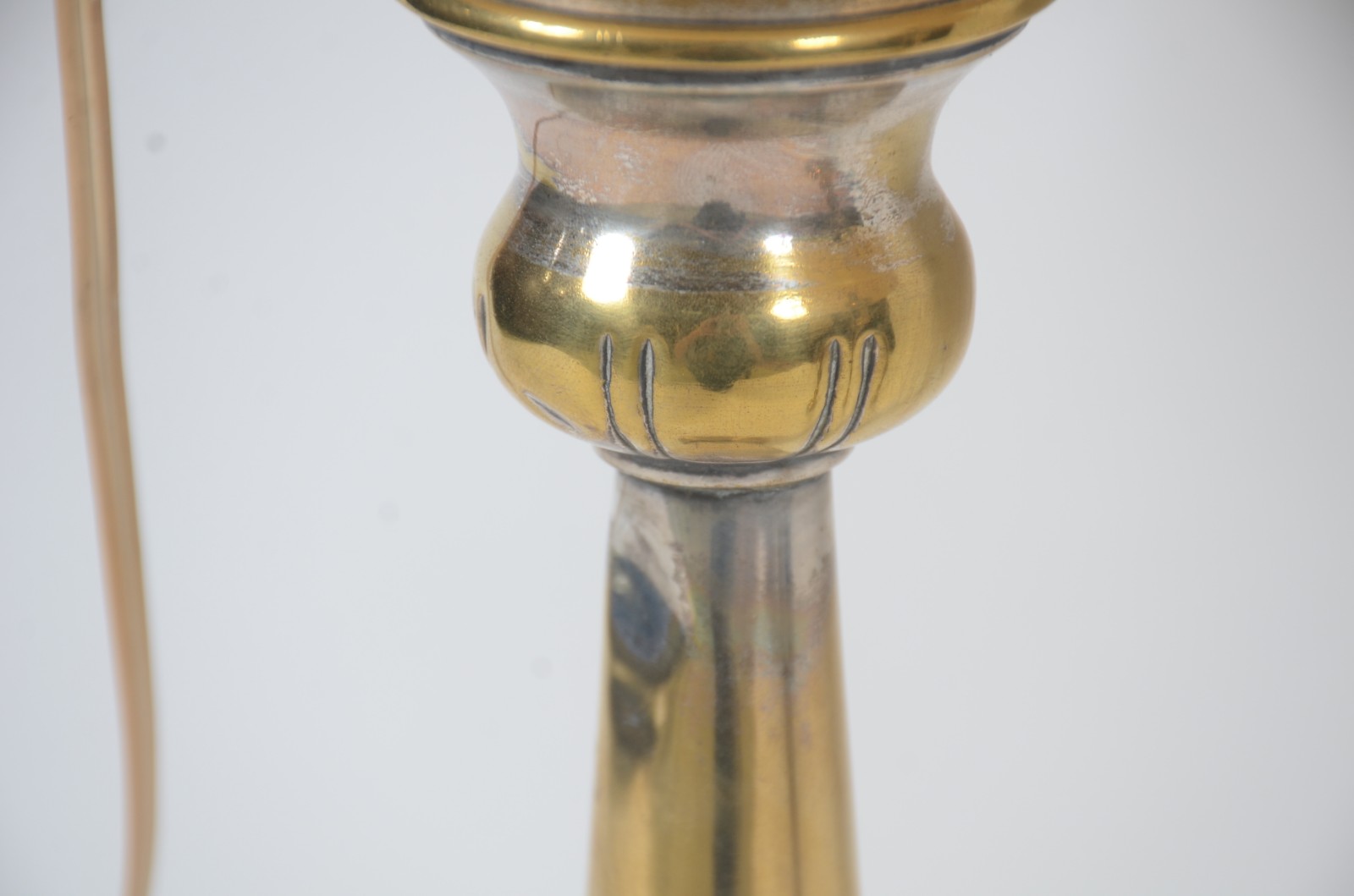 Par de abatjoures de metal dourado, cúpula (com amassados e desgastes... - foto 7 de 11