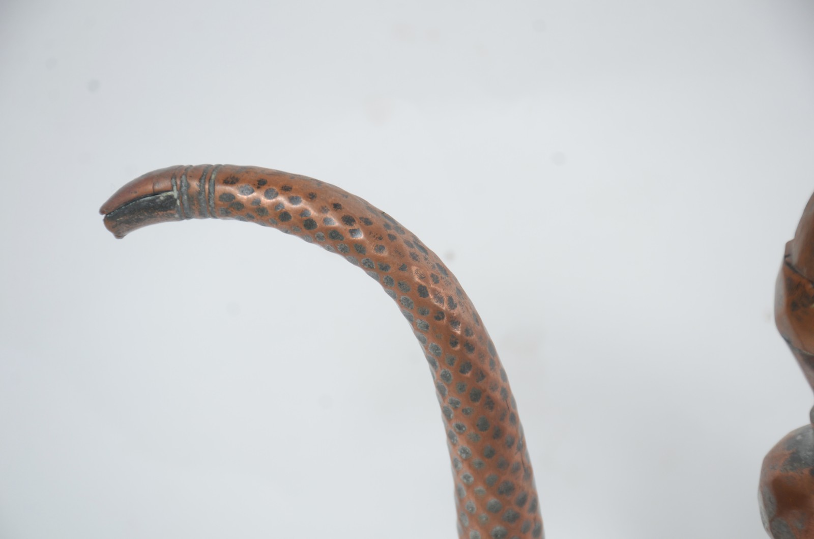 Duas peças, sendo: bule de cobre trabalhado e bule com alça e bico. - foto 3 de 11