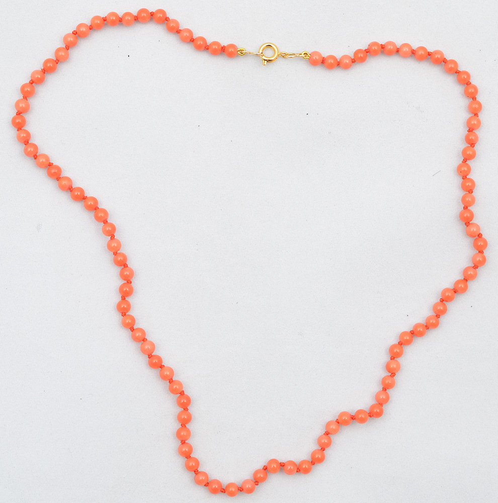 Colar em coral italiano, fecho em ouro 18 k. Comprimento 40 cm.