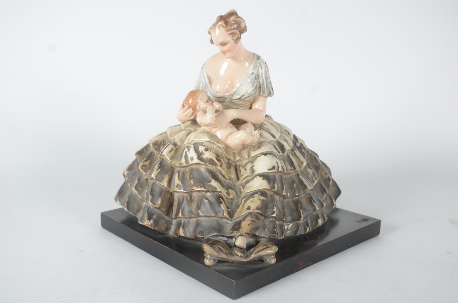 Escultura de cerâmica italiana policromada representando "Mãe com... - foto 1 de 11