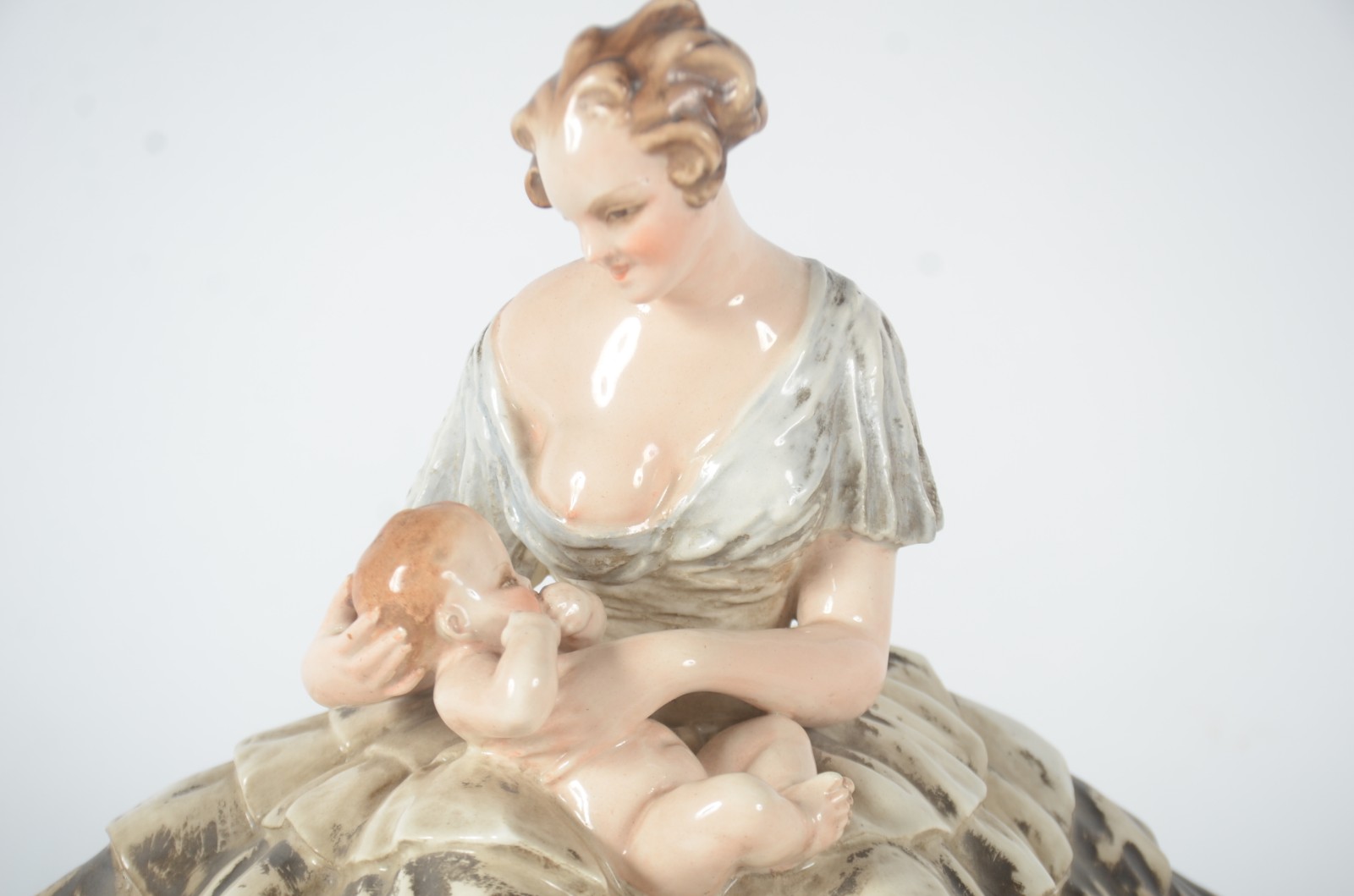 Escultura de cerâmica italiana policromada representando "Mãe com... - foto 2 de 11