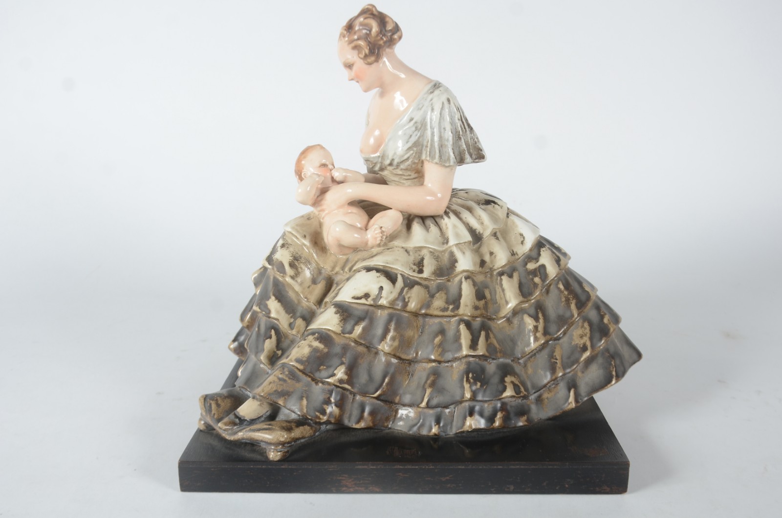 Escultura de cerâmica italiana policromada representando "Mãe com... - foto 5 de 11