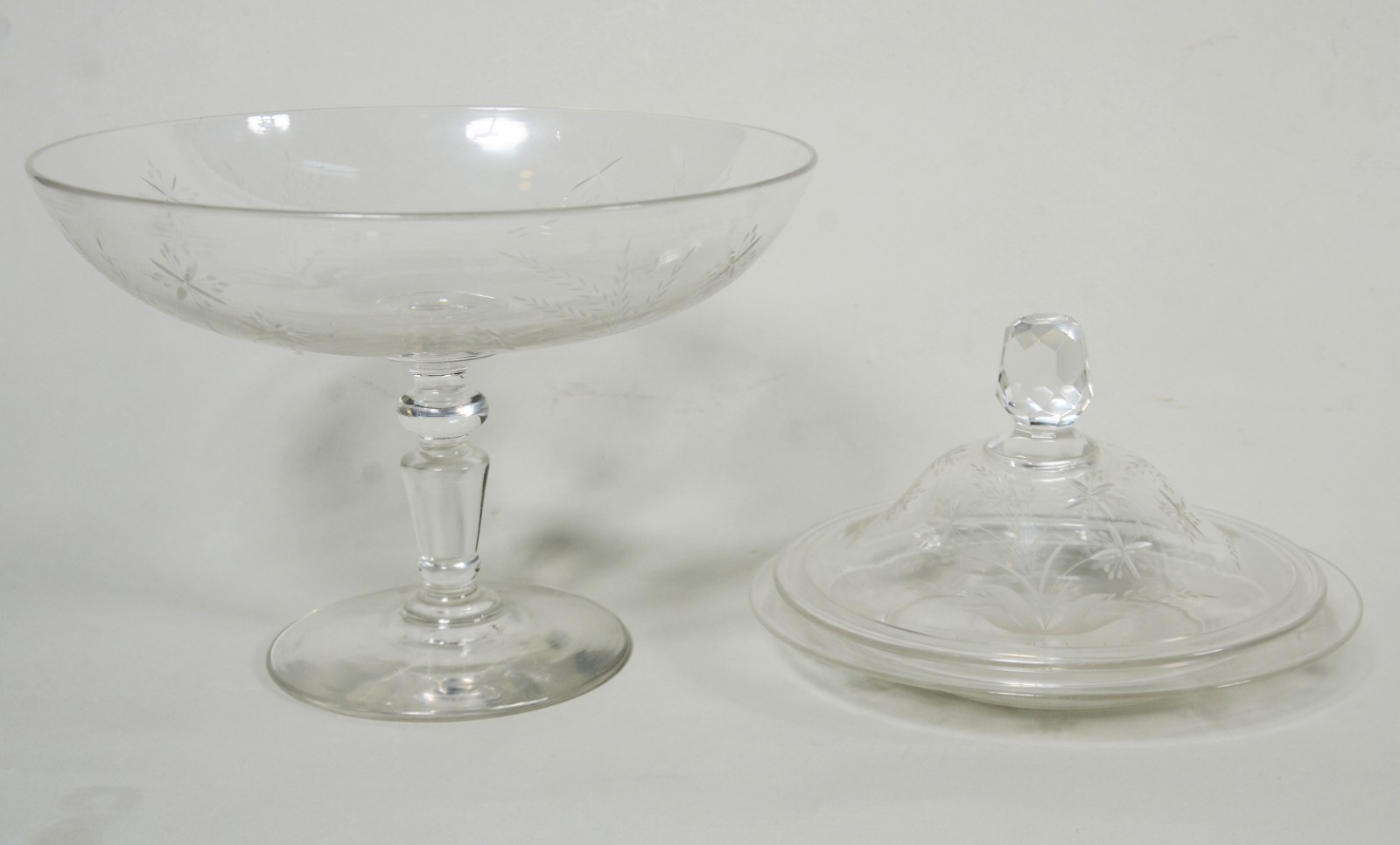 Duas peças de cristal, sendo: fruteira e tampa para compoteira com... - foto 1 de 2