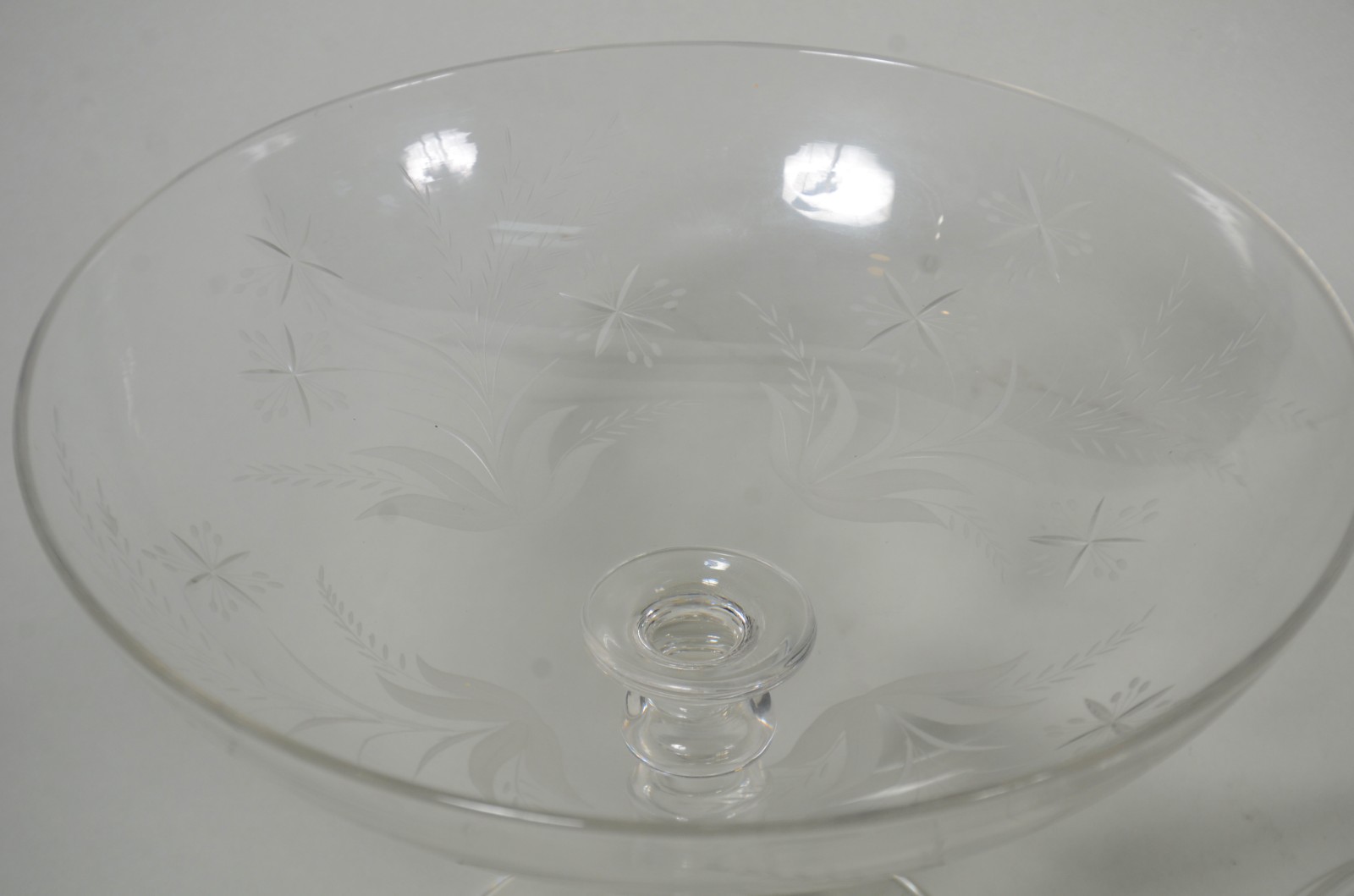 Duas peças de cristal, sendo: fruteira e tampa para compoteira com... - foto 2 de 2