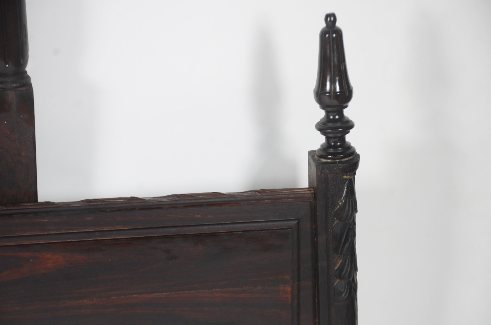 Conjunto para quarto com Cama de casal de madeira nobre e par de... - foto 9 de 10