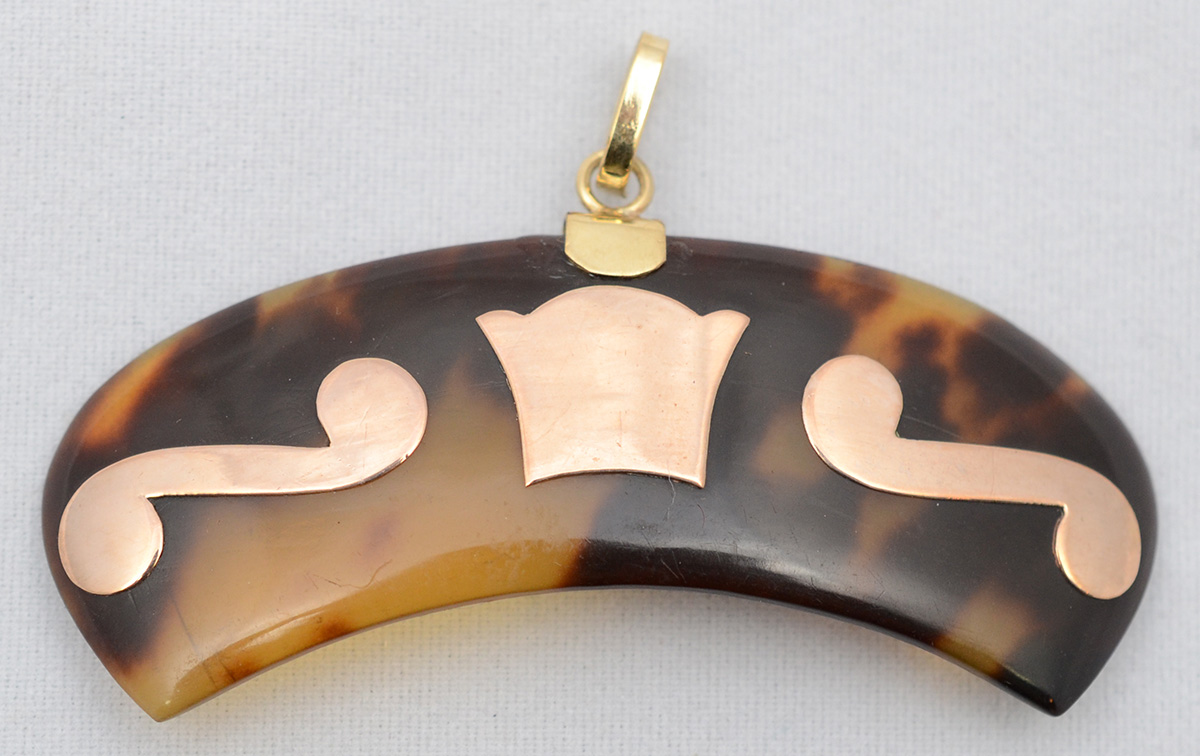 Pendente casco de tartaruga, com detalhes e alça em ouro 18 k...