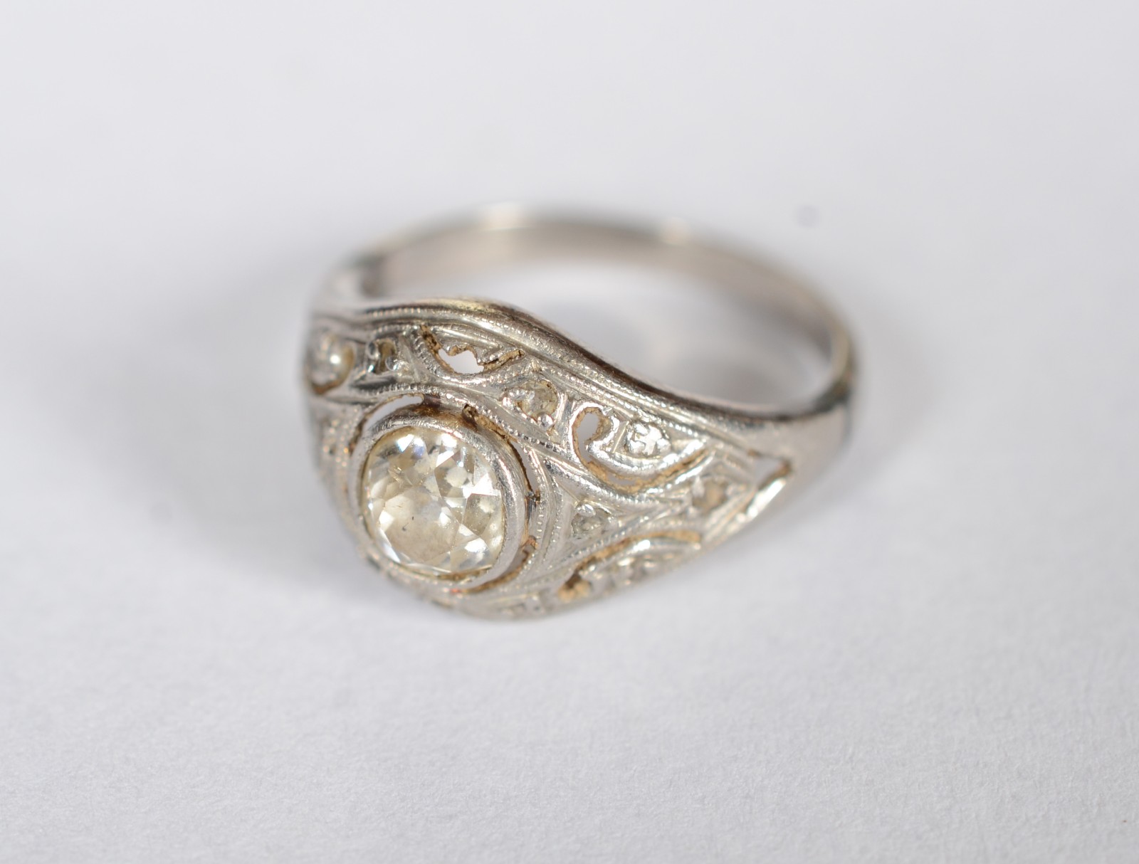 Anel bombe de platina com brilhantes de 0,40 ct, aro 10. (Por motivos... - foto 1 de 6