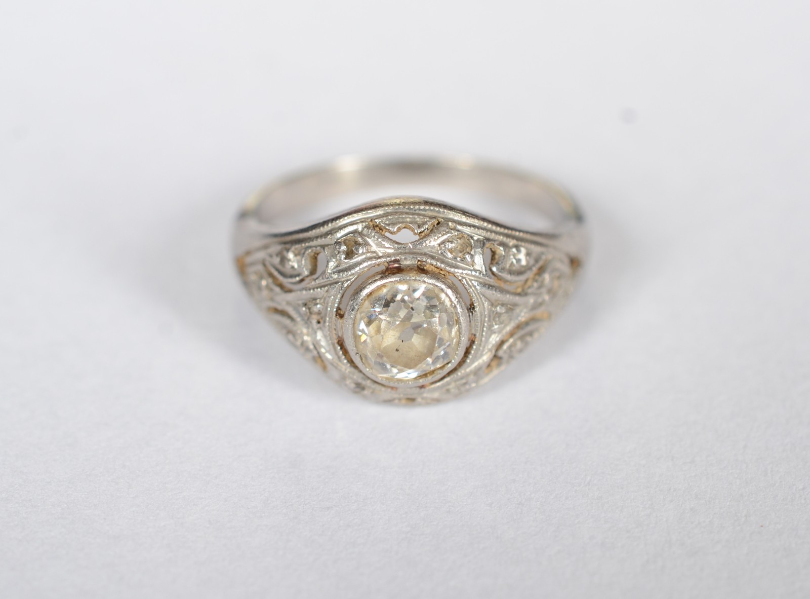 Anel bombe de platina com brilhantes de 0,40 ct, aro 10. (Por motivos... - foto 2 de 6