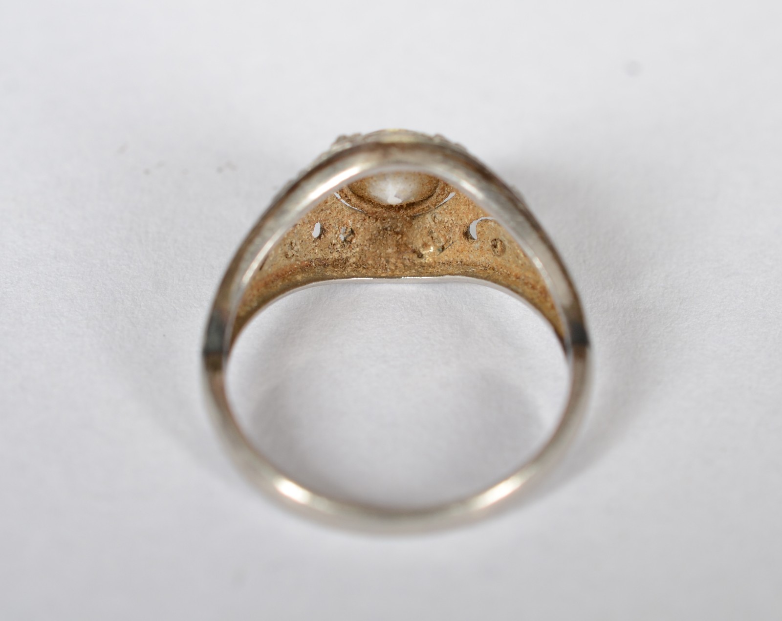 Anel bombe de platina com brilhantes de 0,40 ct, aro 10. (Por motivos... - foto 4 de 6