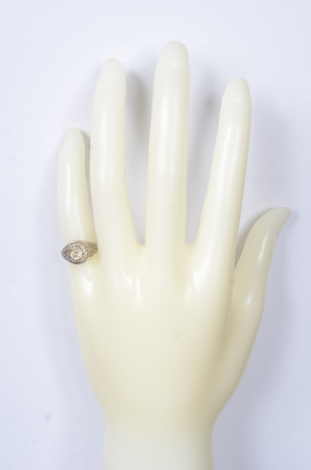 Anel bombe de platina com brilhantes de 0,40 ct, aro 10. (Por motivos... - foto 5 de 6