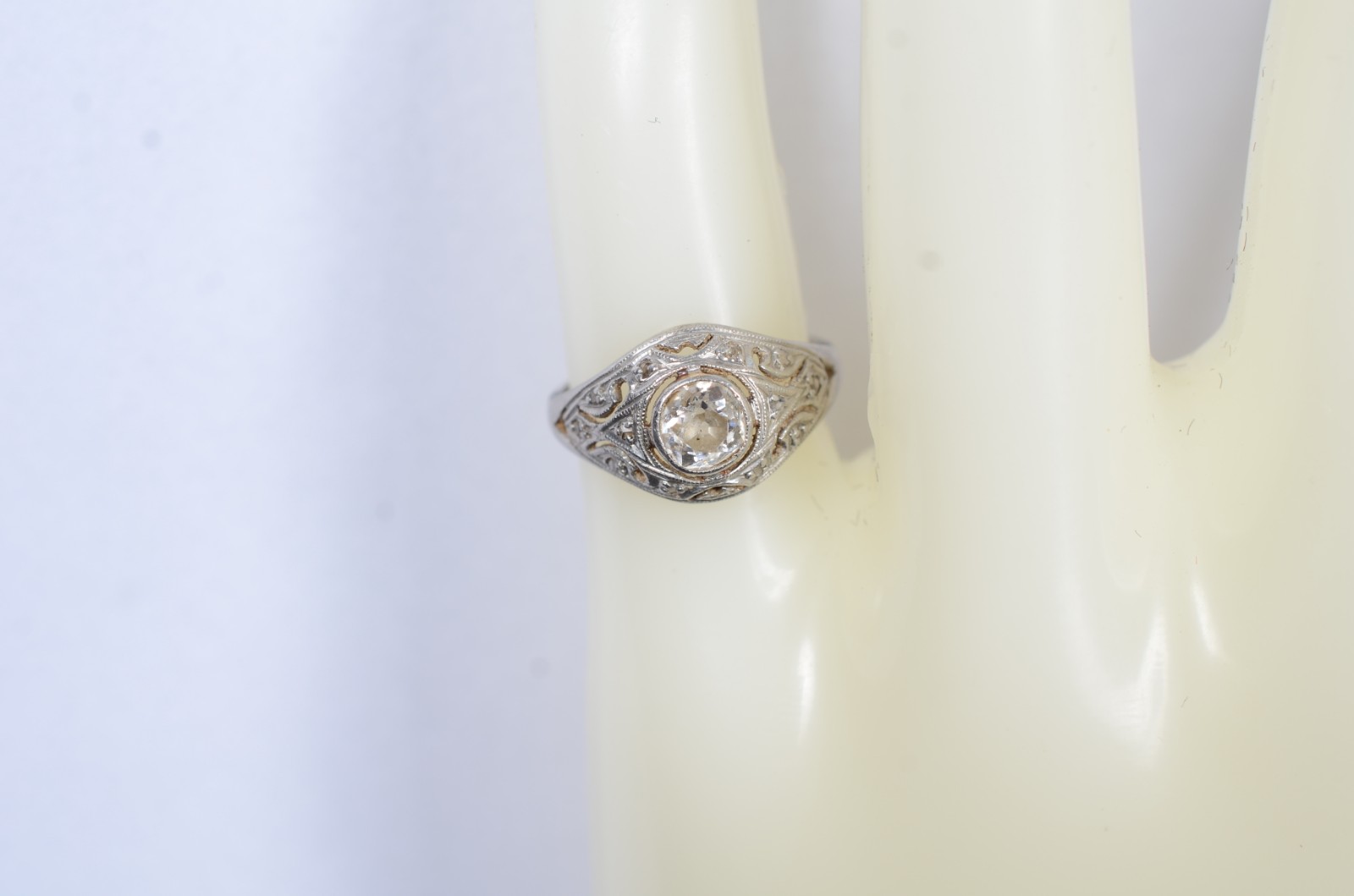Anel bombe de platina com brilhantes de 0,40 ct, aro 10. (Por motivos... - foto 6 de 6