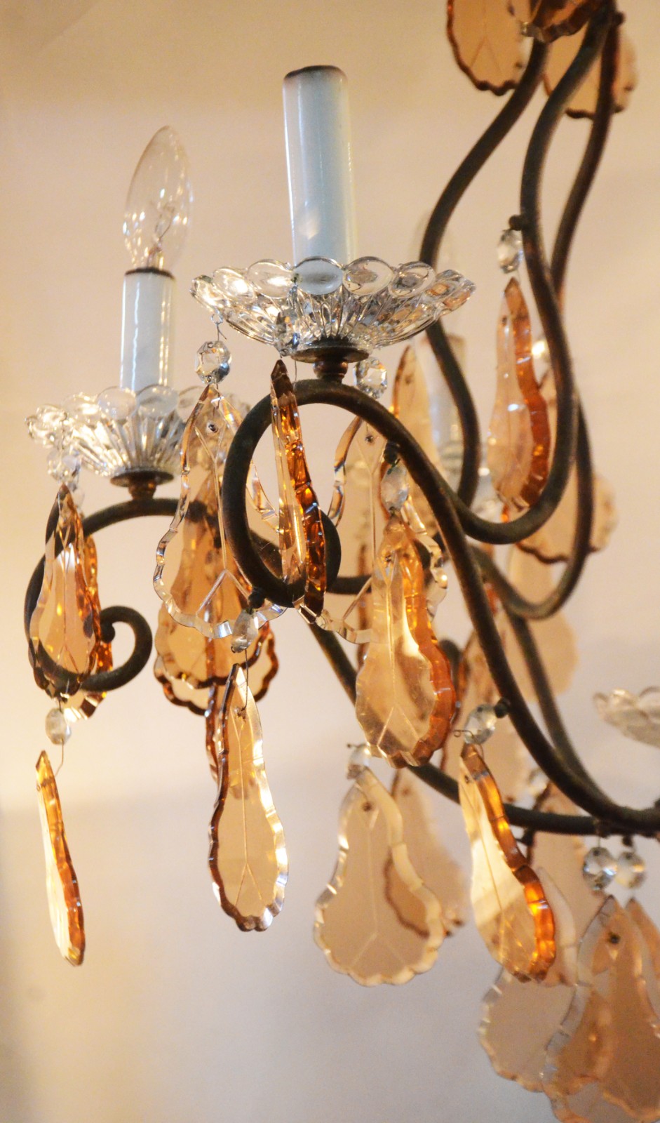 Lustre de metal para 6 luzes com placas de cristal lapidada. - foto 3 de 9