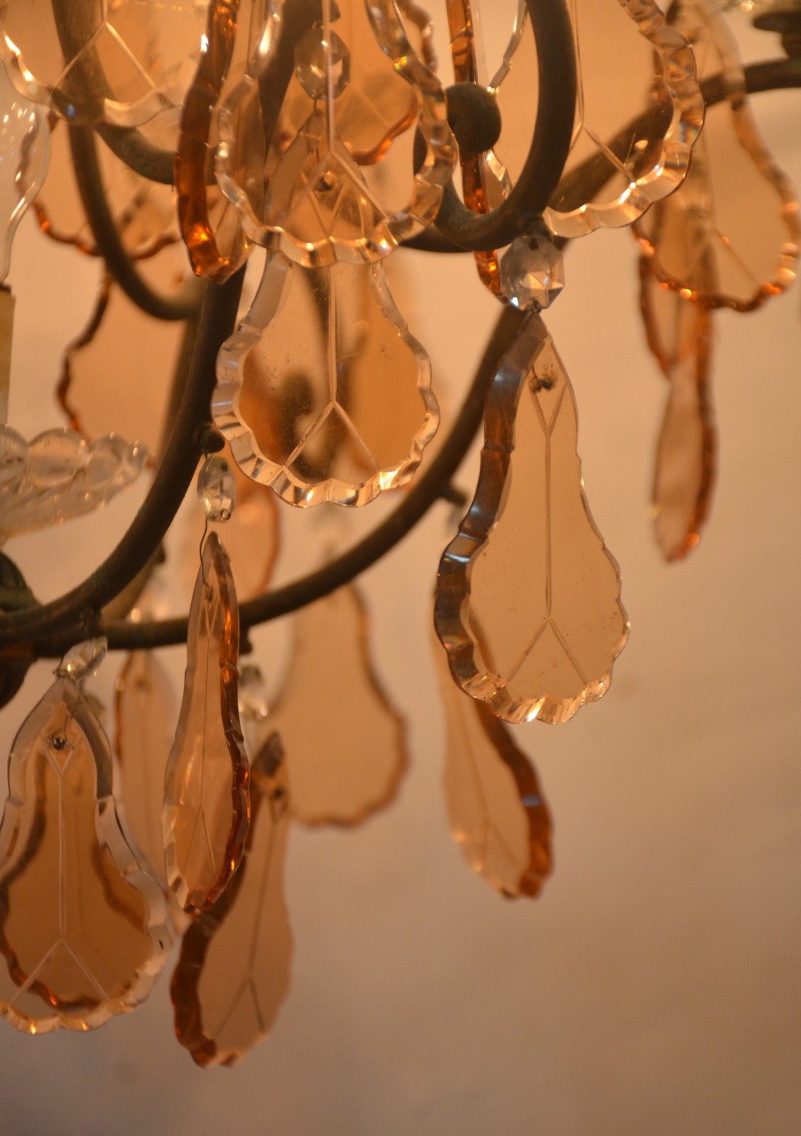 Lustre de metal para 6 luzes com placas de cristal lapidada. - foto 7 de 9
